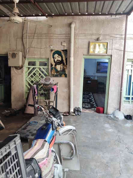 بيت للبيع في حي الغدير وره عقيل الفتلاوي ابو تبديل الدهن للسيارات بفرع مساحة 195م وجهة 8×25 غرفتين وهول واستقبال صحيات و كراج جبير السقف عكادة والأرضية صبابة باسمي السعر 125 مليون رقم موبايل ***********
