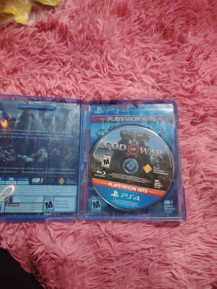 بلي ستيشن ٤ سلم ١ تيرا نظيف جدا لا مفتوح ولا شي . مع يده اصليه البلاديه مالته . مع ستاند تبريد . مع قرص اله الحرب ولعبه هورايزون جزء الاول كامله ( حتى الخريطه الثلجيه) مع UPS ٨٥٠ بس بطاريته تعبانه . السعر ٢٥٠ الف  
للتواصل يفضل الاتصال على الخط او واتساب ***********
عنواني النجف النجف
