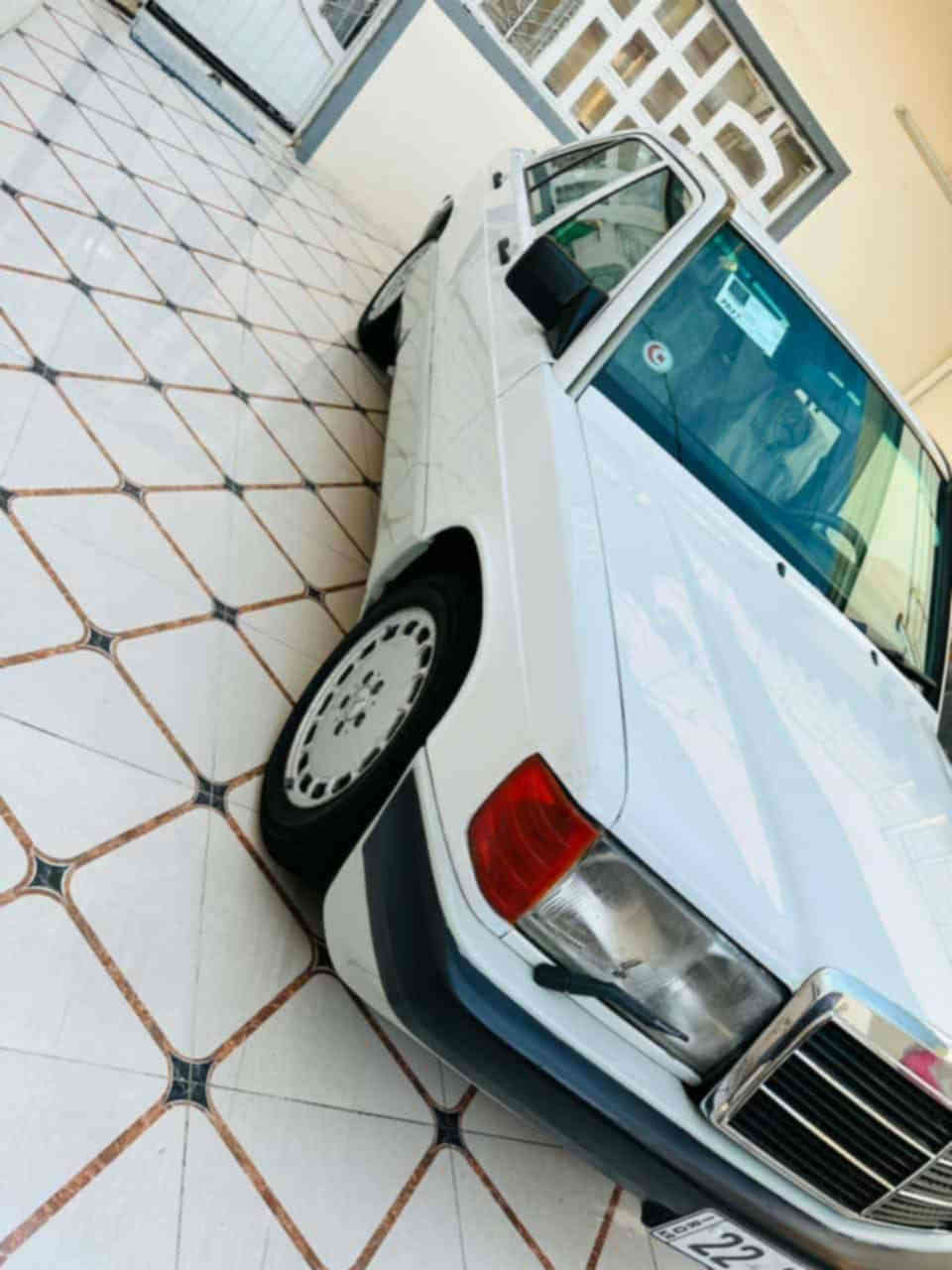 السلام عليكم 
للبيع مرسيدس طيارين 190E موديل 1991 وارد يابان لون ابيض فول مواصفات جام كهرباء ايرباك ستيرن دوسات نيكل غرفه السياره جدا نضيفه وبلاديه محرك وكير ونجي تحوير مضبوط تبريد ثلج سبير شركه عده اسعافات رقم اربيل 
السياره سيرفس كامل وكلشي بيها شغال وجديد 
مكان السياره بغداد ... زيونه
السعر 63  $
للاستفسار ***********
