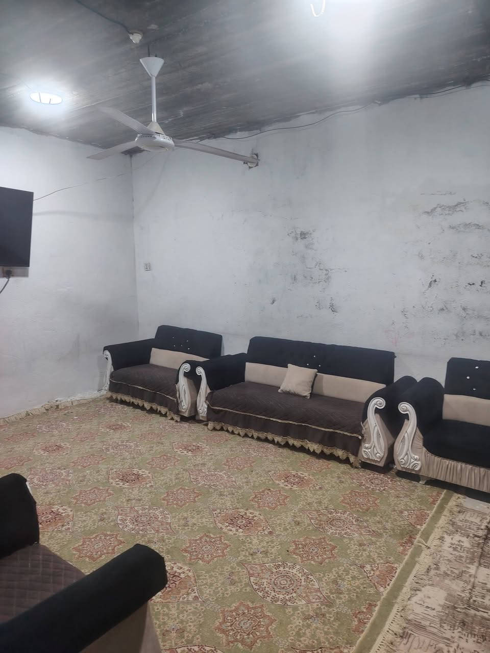 بسم الله الرحمن الرحيم بيت سند ٢٥ مساحته ١١٠ بي غرفتين وصاله ومطبخ ومضيف وطارمه مكان البيت كربلاء افريحه مقابل الجامعه مال افريحه طريق الزوار سعره ٤٥ رقم الهاتف ***********
