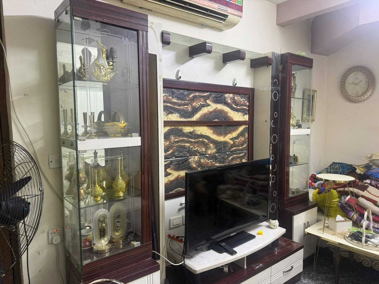 السلام عليكم فاترينه للبيع سعر 450 بيها مجال نقص جامه لدات تركيه رقم تواصل ***********
