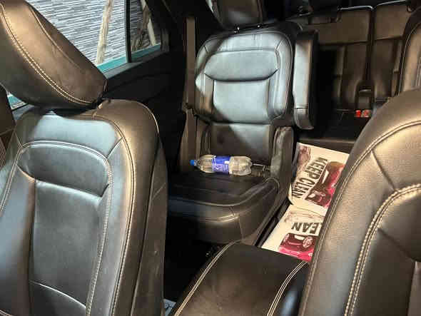 اكسبلور بوليسي هايبرد حادث السياره بارد بالصندوق على گد كف اليد بدون تبديل بدون ايرباك السياره ماشيه 19 صبغ 4 ابواب لانه اجت من امريكا بيبان لون ابيض السياره مكفوله من الحادث عدا باب الصندوق بي بارد مرقم بغداد بأسمي اني المستورد شادلهه كشنات مال لمتدد سياحي 7 راكب ومشتريلهه فرس بعده ما مشدود انطي وياها الارضيه مغلفه جلد وعازل حراري السعر النهائي بدون عمله 190 بدون مراوس رقمي ***********
