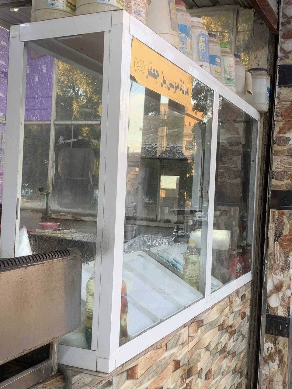 الــســلام عــلــيــكــم

كافتريا للبيع مع كامل ملحقاتها 

جاهزه من كلشي ثلاجه عارضه

 كراسي شوايه كابسه مبردات

كلشي موضح بالصور اخوان

السعر :  ثلاث ملايين وبي مجال 

سبب البيع :  عدم التفرغ للعمل 

مكان المحل : الجمعيه شارع الوائلي 

للاستفسار الاتصال او تواصل واتساب 

***********

***********
