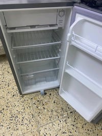 ثلاجه 5 قدم .العنوان بغداد حي الاعلام السعر 100 وبيه مجال.07741840950