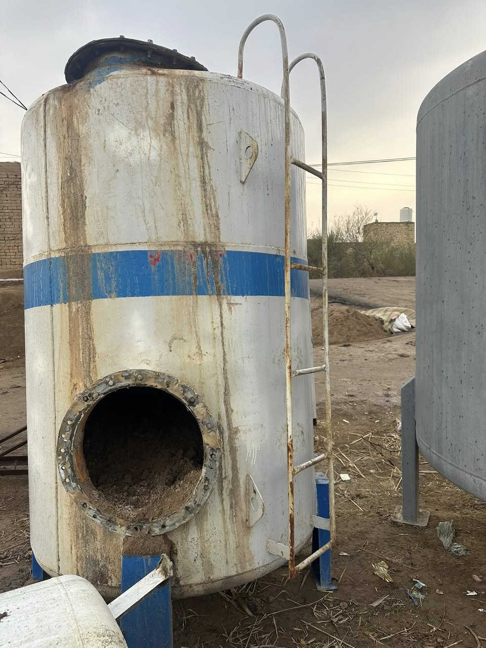 ماطور عمودي 10 حصان ستان ستيل شرط الشغل  مع فلتر رملي 3 طن بي فطر صغير فوك راد لحيم  السعر مليون700العنوان ميسان ***********
