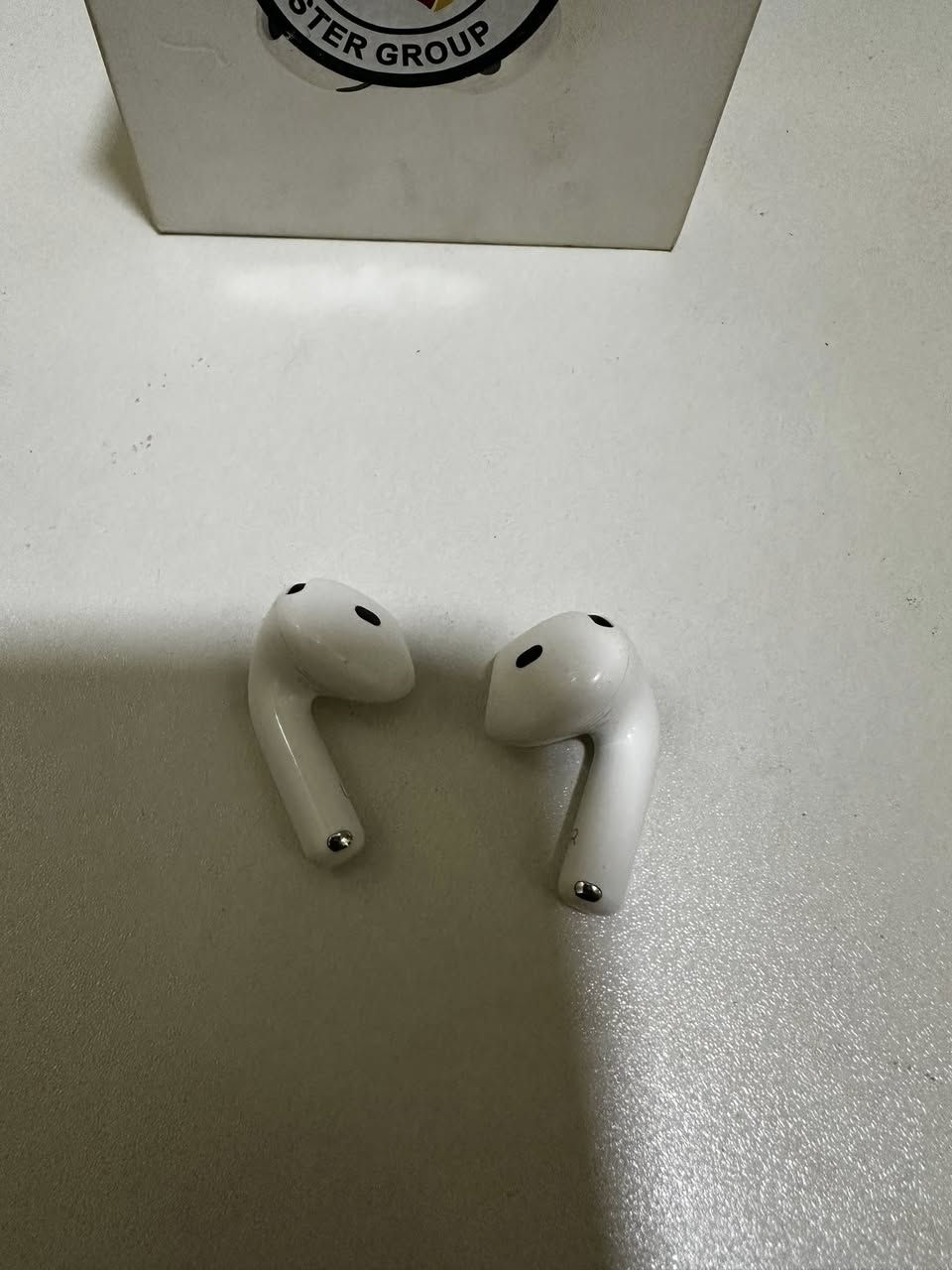 سلام عليكم سماعة ابل 4 بعدها بل ضمان كيبل وكارتون موجودات ***********
