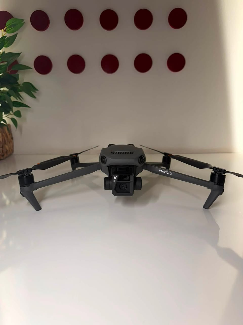 السلام عليكم
درون dji mavic 3  للبيع 

نظافة 100‎%‎ استخدام قليل جداً 

ملحقاتها كاملة كما موضح بالصورة

متوفر اتصال ايضاً ***********
