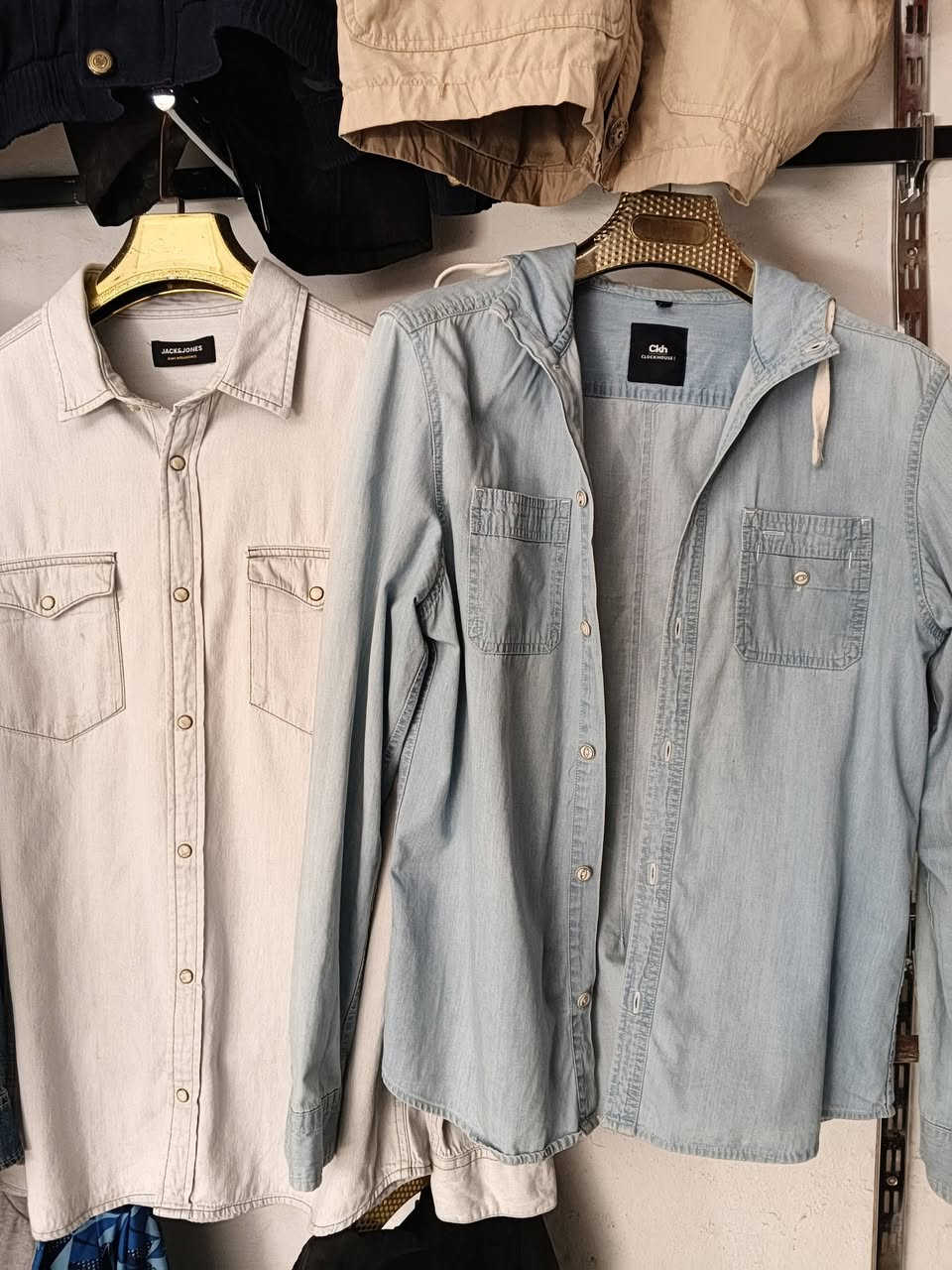 السلام عليكم شلعه ملابس 
قميص كابوي صيفي شتوي 
بنطرون كابوي 
بنطلون قماش 
تشيرتات شتائي 
قماصل
بجامه
شلعه كامله  تقريبا العدد 300 قطعه 
 السعر بلاش بلاش  150 فقط 
*********** 
مكاني بغداد المعامل
