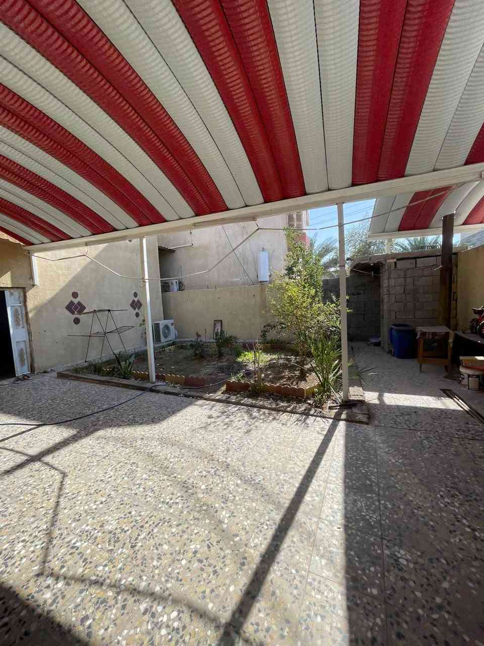 اسعد الله أوقاتكم بكل خير
للاستفسار ***********
 #يتوفر بيت طابقين البيع 
 #مساحه ٢٥٠م 
#نوع العقار طابو زراعي عراقي سند ٢٥
 #علئ شارع ١٠م 
طابق الأول يحتوي 
غرفه منام وصاله ومطبخ وصحيات وكراج يسع سيارتين 
طابق ثاني
غرفتين وصاله وصحيات 
العنوان الدار ابي الخصيب خلف جامع شهيد طه 
السعر مطلوب ١١٥وبي  مجال للشراي 
***********
