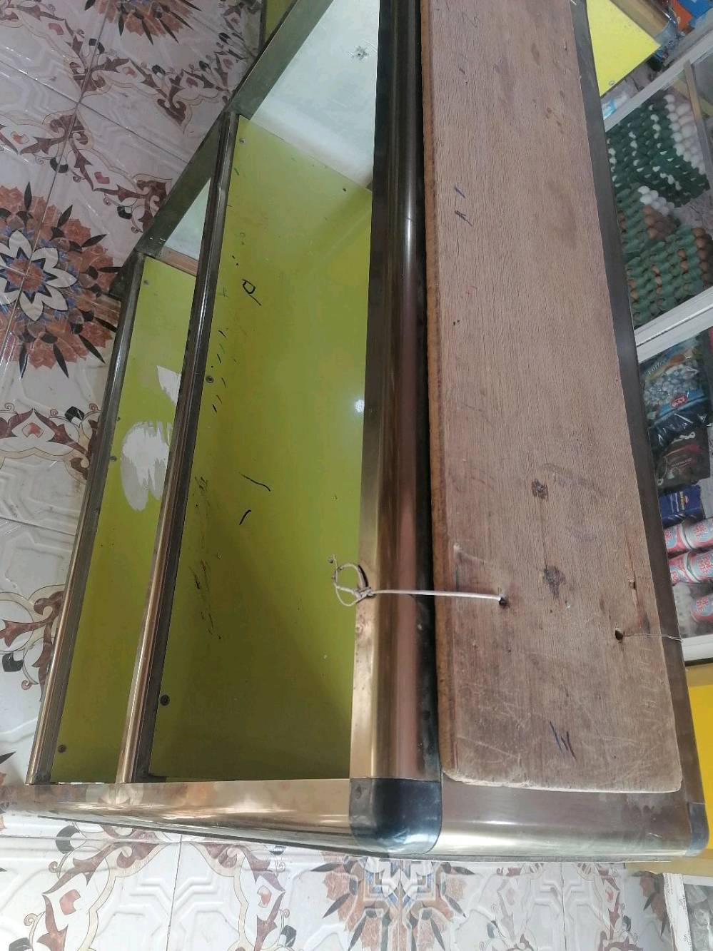 ميز الألمنيوم جاهز للعرض نظيف كلش 