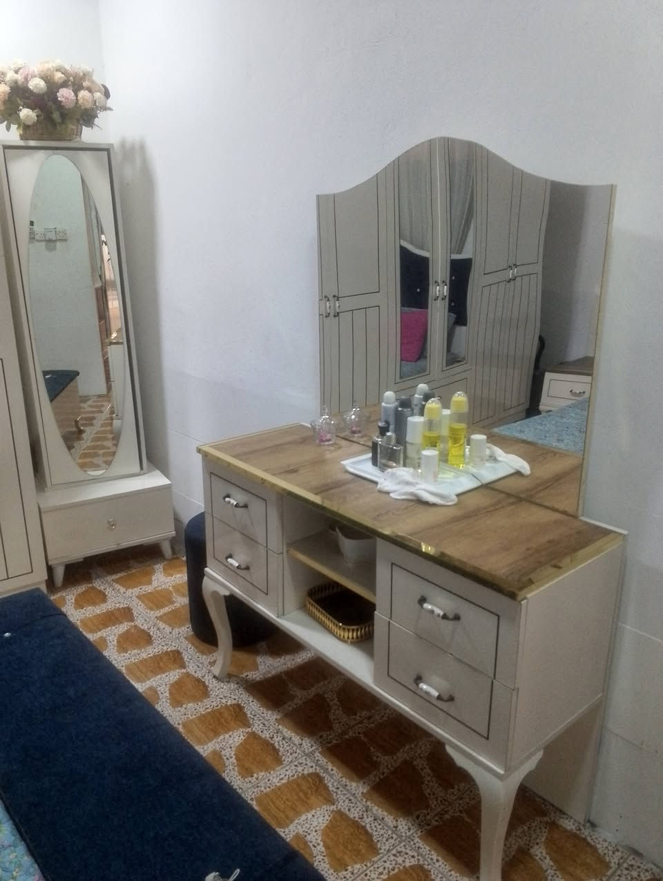 غرفه تركي نضيفه للبيع العنوان وادي حجر السعر 550 بدون دوشك وبيها شويه مجال هاتف ***********
