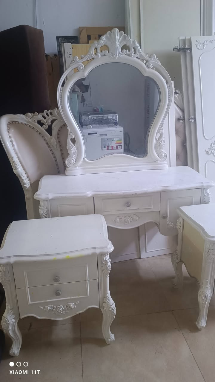 للبيع غرفة نوم ملكية 5 قطع ب375 الف للتواصل ***********
