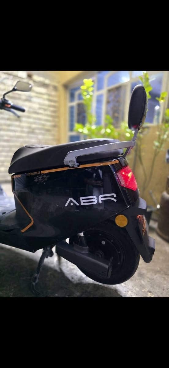 سلام عليكم  أقره كلشي قبل لا تتصل أترجاك دراجه شحن للبيع أو مراوس بجهاز أيفون 13 وما فوق
عدد ألبطاريات 6بحاله جيدا جدا مستعمله شي قليل بيها كم شخط بصيط السعر 925وبيها مجال مكاني بغداد قرب جسر المثنى هـ***********
