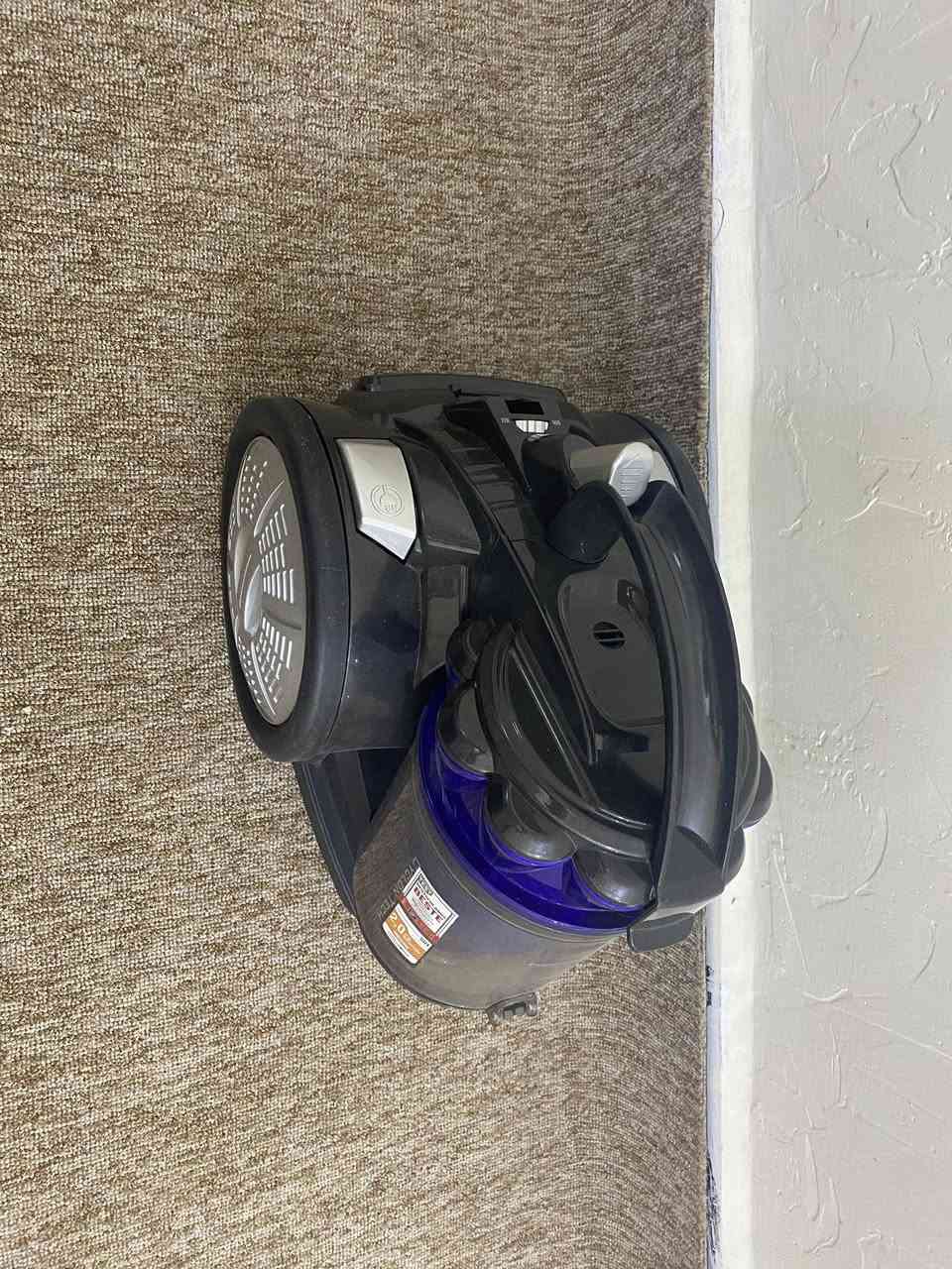 بالة اوروبية 
مكنسة كهربائية أرضية من طراز ProfiCare PC-BS 3040. 
نوع المكنسة: بدون كيس وتستخدم تقنية الإعصار (Cyclon Tech).
الطاقة: تعمل بقوة 700 واط.
الفلترة: تحتوي على فلتر HEPA عالي الكفاءة.
المميزات: أنبوب تلسكوبي من الفولاذ المقاوم للصدأ قابل لتعديل الارتفاع ونطاق تشغيل واسع يبلغ حوالي 8.3 متر.

السعر 80,000
الموقع : البصرة ، المعقل
واتساب : ***********
