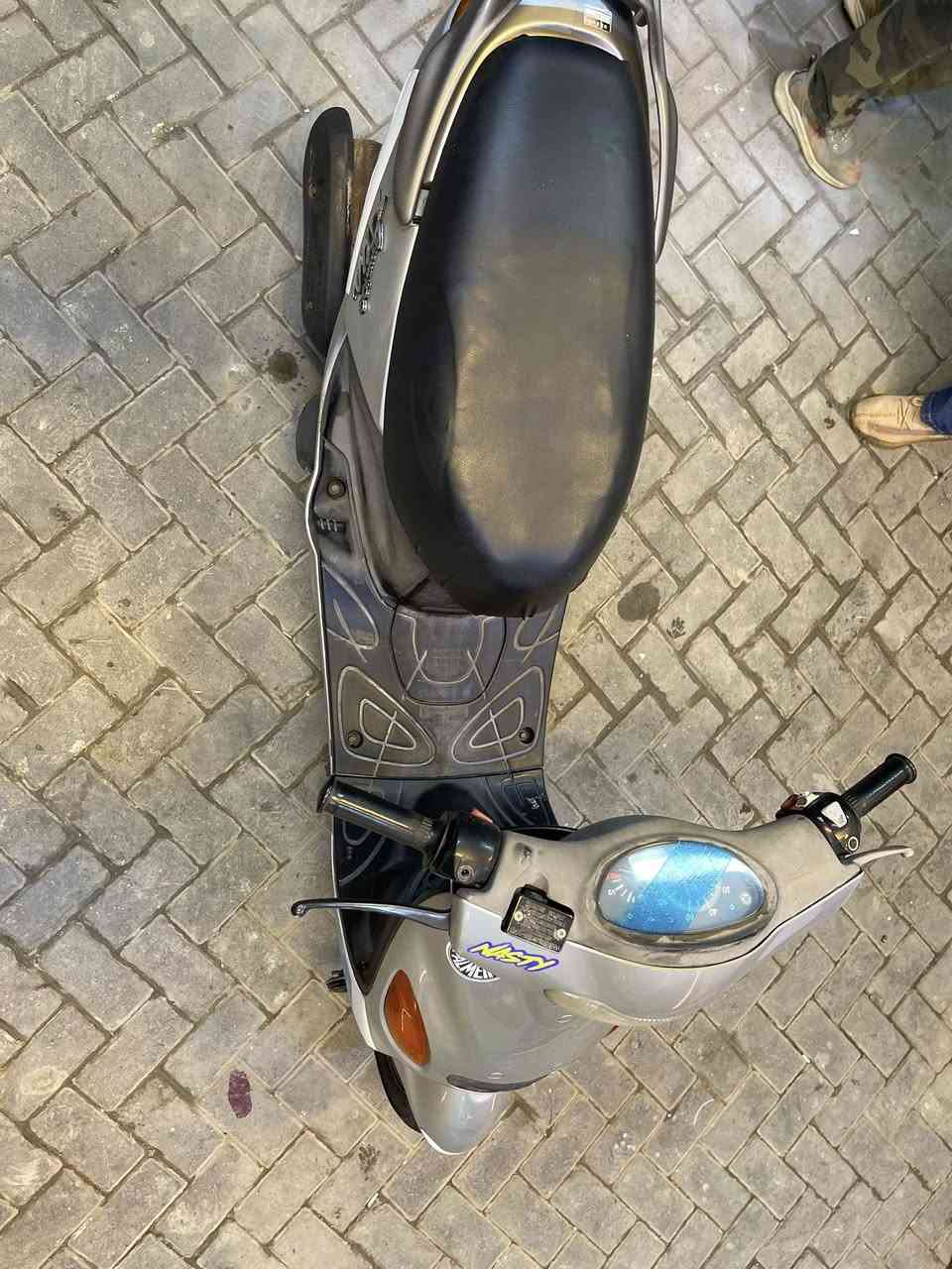 السلام عليكم دراجة دولفين لون مثل ما اشوفون مدامكم دراجه بلاد فحل ما مفتوحة نگرة وهندر شغال السعر ٩٥٠ وبي مجال مو شراي لا تخابر 
***********
