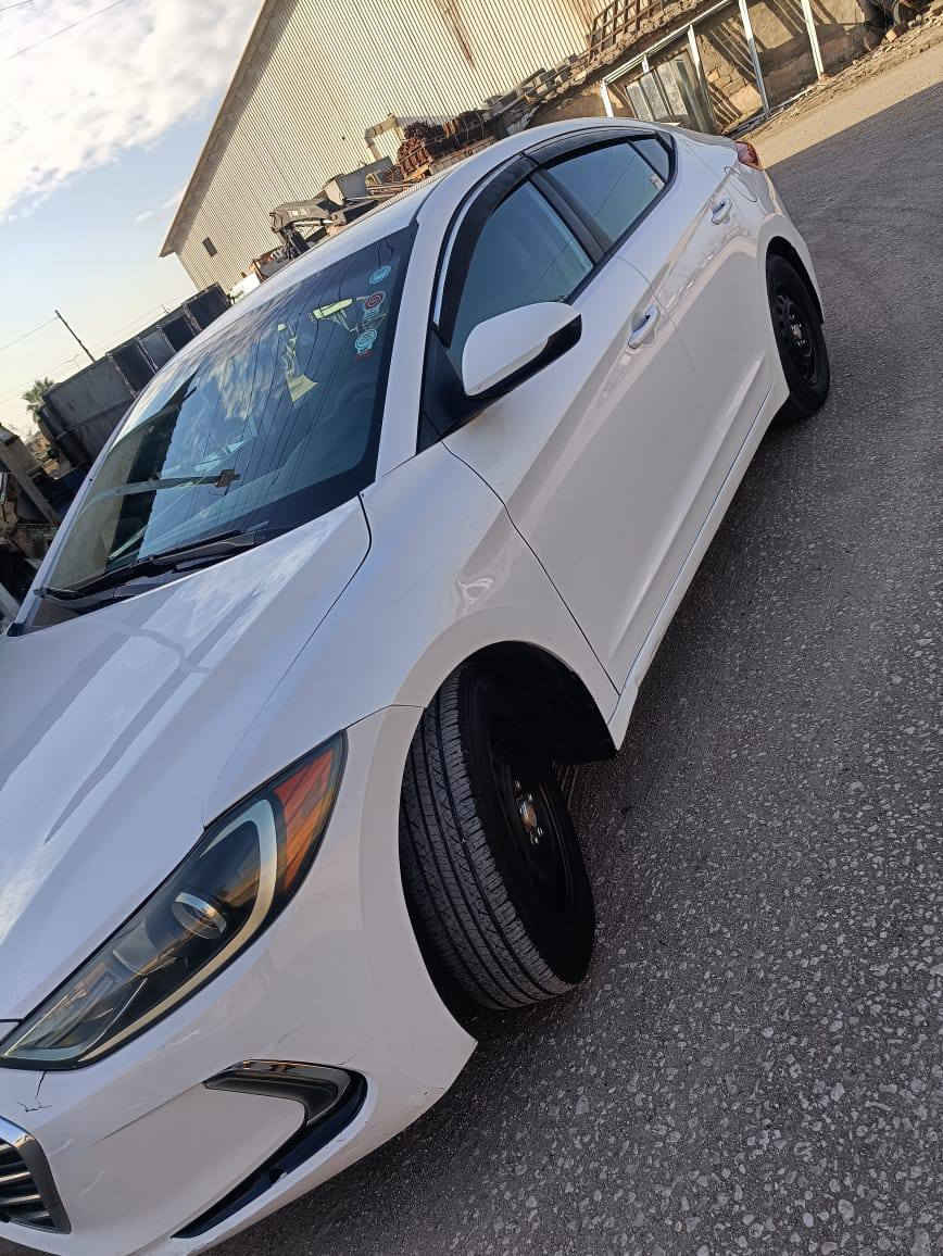 السلام عليكم ورحمه من رخصة الادمن سياره هونداي النترا موديل 2017 رقم اربيل دولي سنويه للا27 السيارة وأرد امريكي السيارة حادثه فقط جاملغ امامي مصبوغ ليبل واحد السيارة كير ومكينه وحداديه وتخم تاير وتبريد وتدفئة دواخل جديده خير من الله السيارة جاهزه مناقصة اي شي 
السيارة معروضة119 وبيه مجال بسيط 
فقط الاتصال على هذا الرقم 
***********
