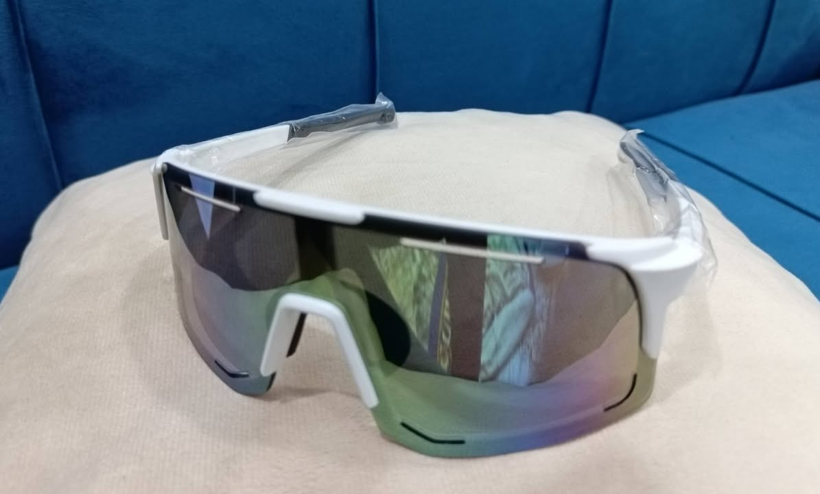 عرض خاص و لمدة يومين  بمناسبة ولادة الأمام محمد الجواد (عليه السلام)
نظارات دراجات هوائية

فوائد إرتداء النظارات :
1-الحماية من الرياح والجفاف: تمنع النظارات اصطدام تيار الهواء المباشر بالعين، مما يحميها من الجفاف والدموع اللاإرادية التي قد تشوش الرؤية أثناء السرعات العالية.

2-الوقاية من الأجسام الغريبة: تعمل كدرع يحمي العين من الغبار، الرمل، الحصى المتطاير، والحشرات الصغيرة التي قد تسبب حوادث إذا دخلت العين فجأة.

3-الحماية من الأشعة فوق البنفسجية (UV): تحمي العين من أضرار الشمس وتمنع الإجهاد البصري الناتج عن التعرض الطويل للأشعة، مما يقلل من احتمالية الإصابة بالمياه البيضاء مستقبلاً.

4- تحسين الرؤية والتباين: العدسات الملونة (مثل البرتقالية أو الصفراء) تساعد في توضيح معالم الطريق، الحفر، والعوائق في ظروف الإضاءة المختلفة (الضباب أو الغروب).

العروض 
1-  القطعة (1) بسعر 4500 
2- القطعتين (2) بسعر 8000
3- القطعة عدد (3) بسعر  11500 
4- القطعة عدد (4) بسعر 18000 مع قطعة اضافية مجانية 
5- القطعة عدد (5) بسعر 22500 والتوصيل مجاني
6- الي ياخذهن  كلهن بلاش 😂😂
اخوان العدد محدود 
للحجز :  *********** واتساب او تلجرام
