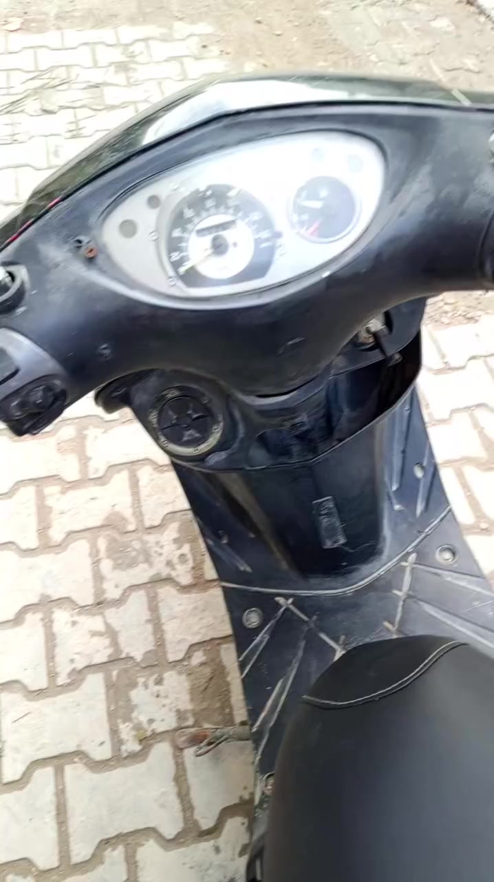 متاح دراجه ثعلب نظيفه نكره سلف كلشي شغال مبدل بيها بس ولفات مستعجل على بيعتها السعر 300 بيها مجال بسيط جدا العنوان بغداد الحريه *********** الشراي يتصل
