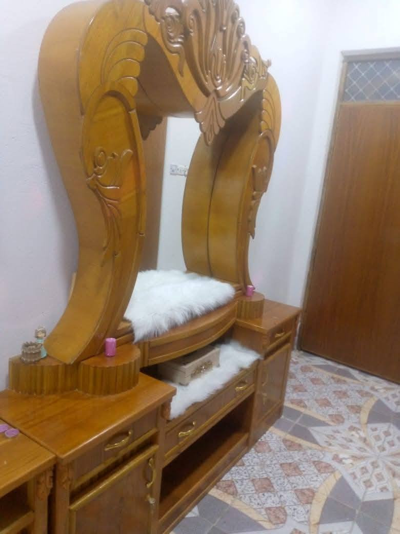 سلام عليكم لبيع
غرفه اخشاب مستخدمه 4 اشهر جديده كلش  كنتور ابو الملحق  6 بيبان ميز تواليت تاج وجربايه ميز بلازمه وزاويه بابين وملحق 

الاستفسار اكثر***********
