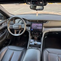 للبيع جيب كراند شيروكي 4xe هايبرد 2024 ماشية 35000 فول مواصفات بجم كبس...