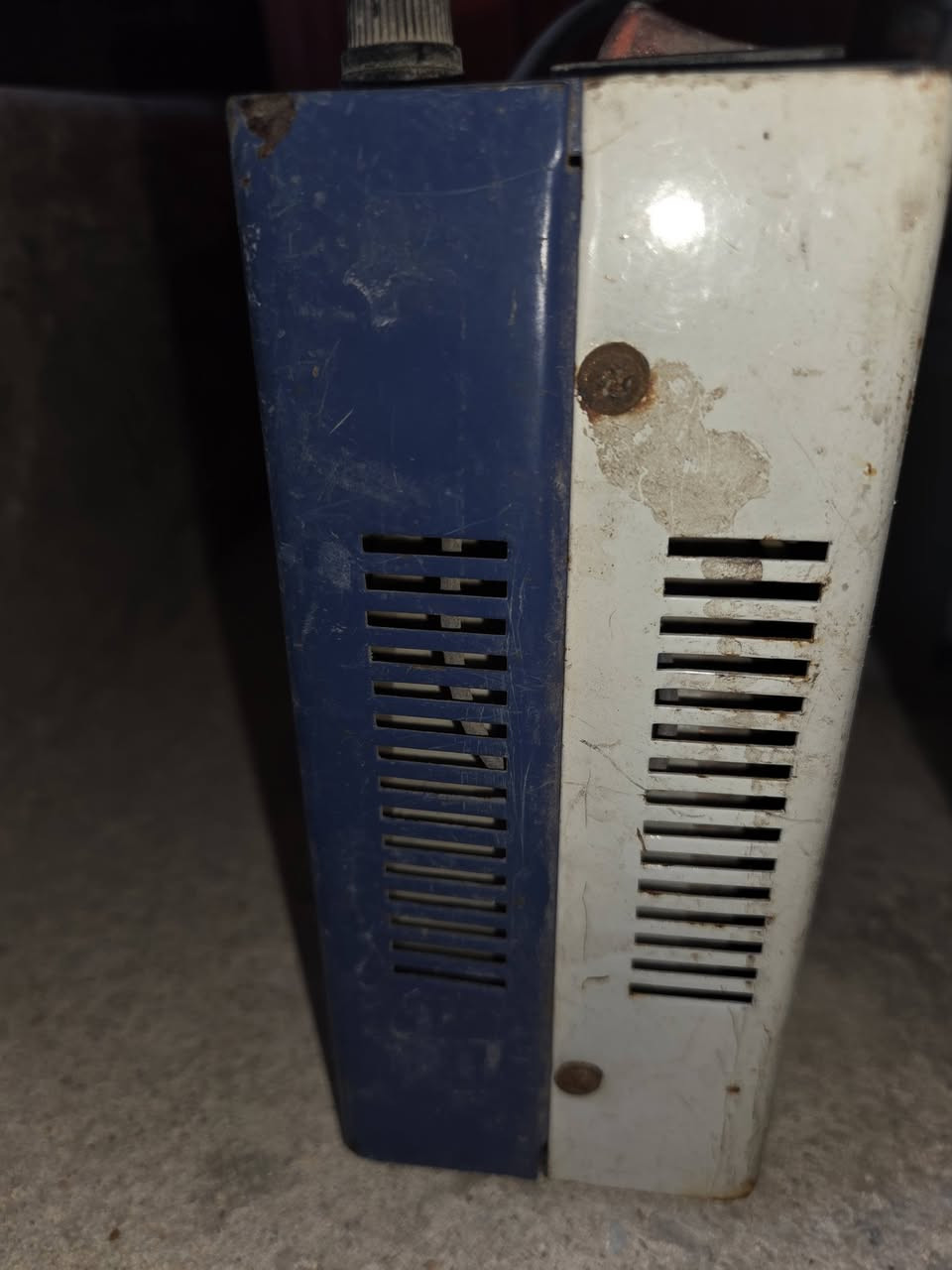 محول كهرباء 1000 واط (220V إلى 110V)
محول كهربائي (Transformer) قدرة 1000 واط، يحول الكهرباء من 220 فولت إلى 110 فولت،
المواصفات:
القدرة: 1000W
الإدخال: 220V
الإخراج: 110V


**إذا كنت صاحب هذا الإعلان وتريد حذفه لأي سبب، رجاءا أرسل رسالة إلى الدعم الفني**