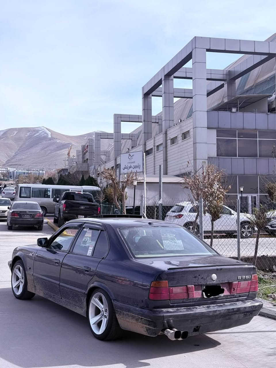 بەناوی خوای گەورە
bmw بیلاد ٥۲٥
ئاڕمی پلاستیکی سلێمانییە بەشەرتی خرامەش
مۆدێل ۱۹۹۱
مەکینەی 25 دیجیتاڵە
گێڕی عادییە
تایەو ویلی هامانە
دەعمی نییە
تەقەو ڕەقەی تیانییە
مەکینەی بەهەموو شەرتێک
کلاجوو عەینەی تازەیە
بەشەرتی گێڕوو مەکینەو ئاڕموو ئەوەلیاتوو خرامەوو براوە
سعری ۳٤ گەڵاو شتێک معامەلەی کەم  
 
***********
لە سلێمانیم
 گۆڕینەوە ئەکەم لەسەر دڵ گرتن السليمانية, العراق
