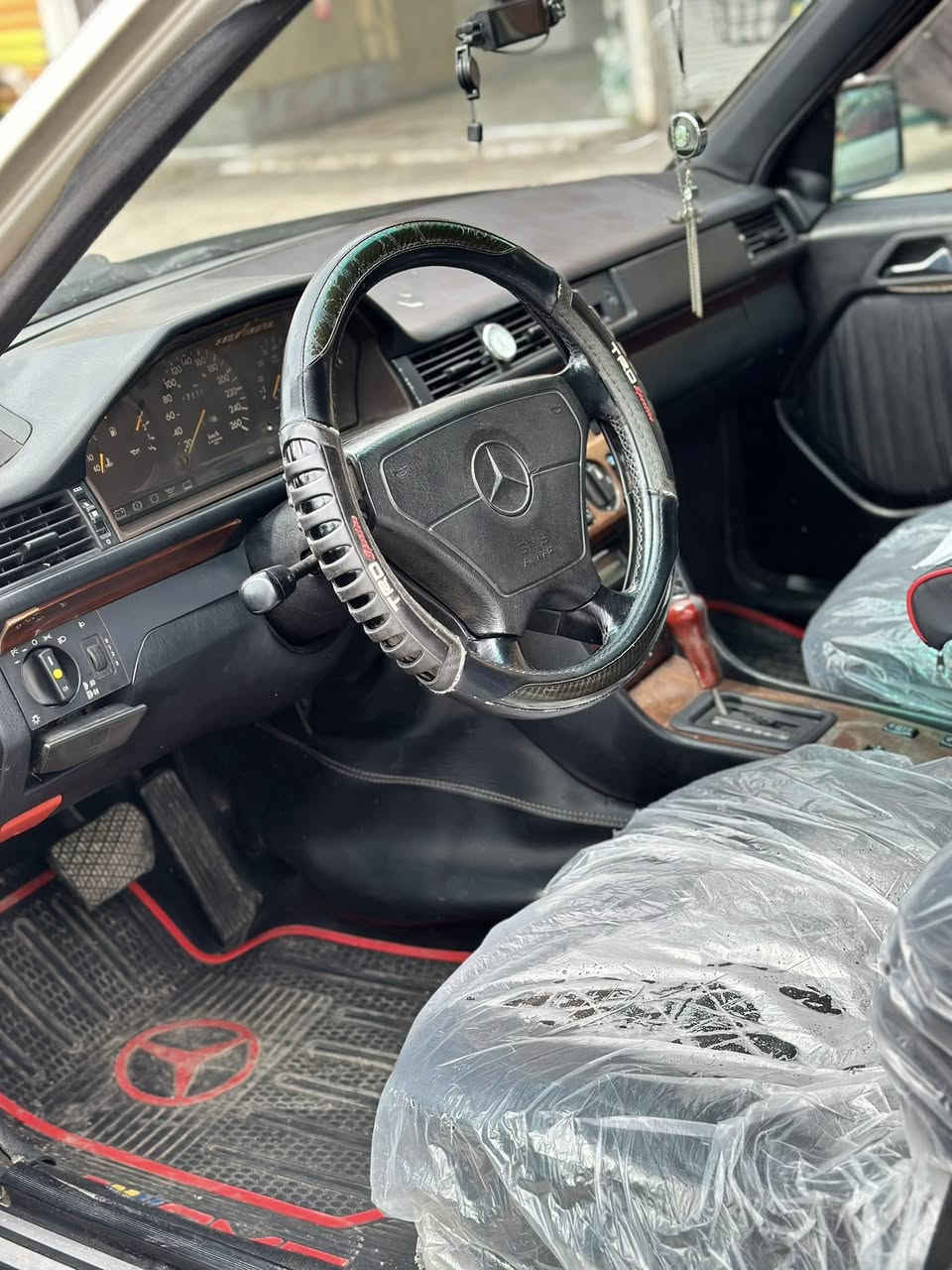 السلام عليكم سيارة مارسدس موديل 92محرك 2500بطه ديلكو كلشي شغال بلسيارة مال جناي ماتصرف ربع عليهة من الأخير للبيع او المراوس حسب القناعة 
للأتصال على هاذة الرقم او واتساب 
                                                                                      ***********
