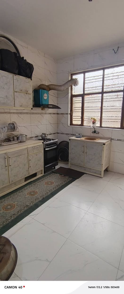 🏠 عقار للبيع - حي الكفاءات
📍 الموقع:
شارع 50، منطقة الكفاءات.
✨ مميزات العقار والبنية التحتية:
 * المستوى: بناء عالي عن مستوى الشارع.
 * الخدمات: متوفر (خطين ماء، كهرباء، إنترنت، منظومة مجاري).
 * الهيكل: صب مسلح بالكامل.
🏗️ تفاصيل الطوابق:
1️⃣ الطابق الأول (جاهز بالكامل):
يتكون من المساحات التالية (بالأمتار):
 * الاستقبال: 5 \ 4
 * الصالة: 9 \ 4
 * المطبخ: 3.5 \ 3.5
 * الغرفة الأولى: 4 \ 3.40
 * الغرفة الثانية: 4 \ 3.40
 * الحمام: 1.5 \ 1.5
 * المنور: 1.5 / 1.5
 * الترك: 1.5 / 6
2️⃣ الطابق الثاني:
 * المساحة: نفس تصميم وقياسات الطابق الأول.
 * الحالة: يحتوي على غرفة واحدة مكتملة بمساحة (5 \4 ).
 * الملاحظات: باقي أجزاء الطابق الثاني تحتاج إلى (لبخ/بياض، تأسيسات كهربائية، وأرضية).
> ملاحظة: التفاصيل الإضافية موضحة في الصور و الفيديو
للتواصل ***********
***********
