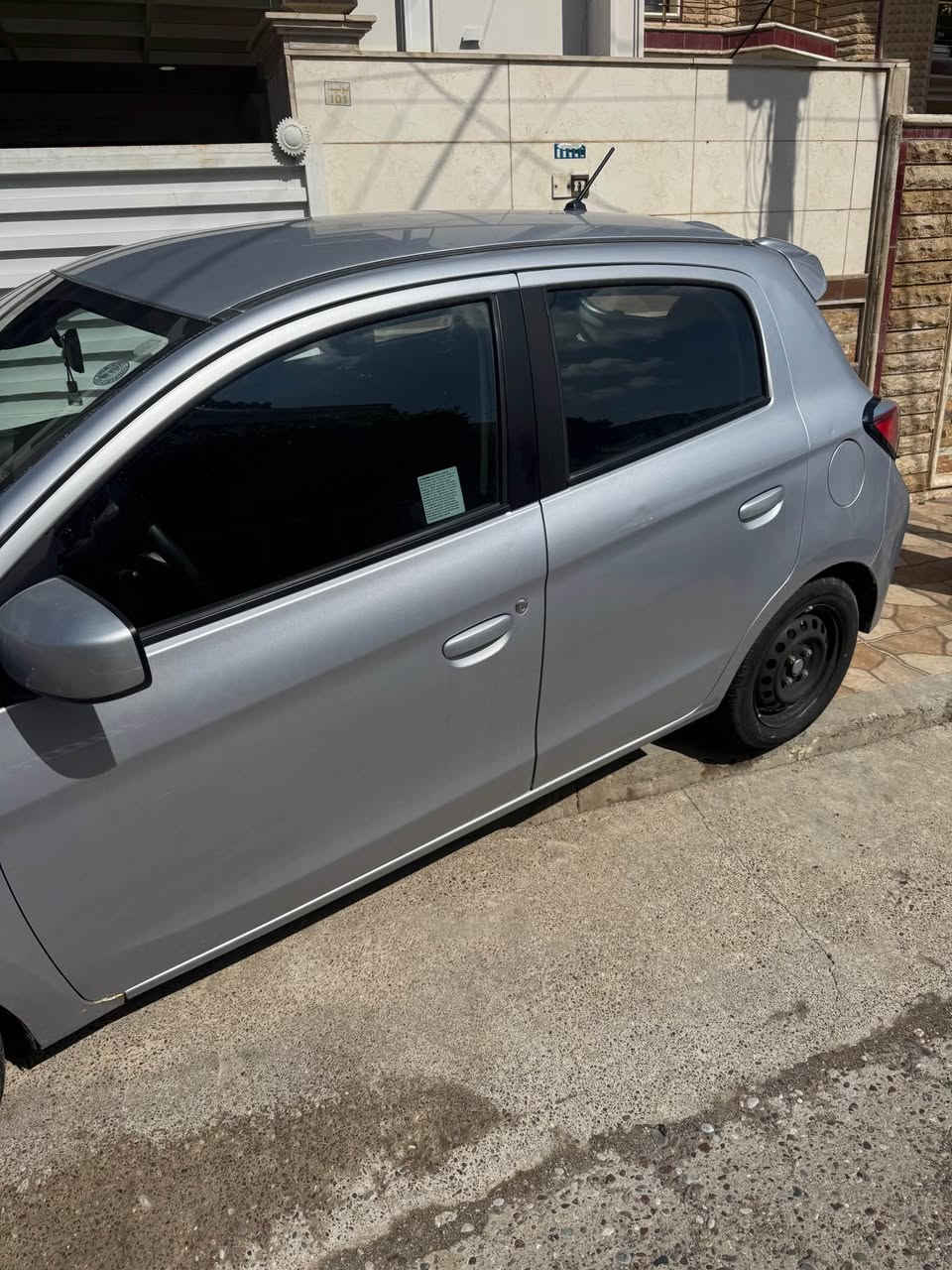 ✨ للبيع: ميتسوبيشي ميراج (Mitsubishi Mirage) موديل 2024 - بحالة الزيرو ✨
لعشاق الاقتصاد والسيارات الحديثة جداً، متوفرة الآن سيارة تعتبر "جديدة" بكل المقاييس.
📋 تفاصيل ومواصفات السيارة:
• الموديل: 2024 (أحدث موديل).
• المسافة المقطوعة: 8,000 كم فقط (ممشى بسيط جداً، لا تزال برائحة الوكالة).
• الرقم: رقم مميز وجديد.
• الملكية: السيارة بأسمي مباشرة، الأوراق والسنوية والتحويل كلها جاهزة ومضمونة 100%.
✅ الحالة العامة:
• النظافة: السيارة "نظيفة 100/100" من الداخل والخارج.
• الجاهزية: كل شيء في السيارة جديد (تواير، بطارية، تبريد) ولا تحتاج لأي مصاريف نهائياً.
• المميزات: اقتصادية جداً في الوقود، سهلة القيادة، ومثالية للاستخدام اليومي داخل المدينة.
💰 السعر والمكان:
• الموقع: [أضف مدينتك هنا، مثلاً أربيل]
• السعر: [أضف السعر بالورقة هنا] - السعر مقابل الحداثة والممشى القليل فرصة لا تعوض.
📍 للمعاينة والاستفسار: [أضف رقم هاتفك هنا]
📞 التحويل مباشر باسم المشتري.
#ميتسوبيشي #ميراج2024 #سيارات_للبيع #MitsubishiMirage #سيارة_اقتصادية #العراق_سيارات أربيل, العراق


**إذا كنت صاحب هذا الإعلان وتريد حذفه لأي سبب، رجاءا أرسل رسالة إلى الدعم الفني**