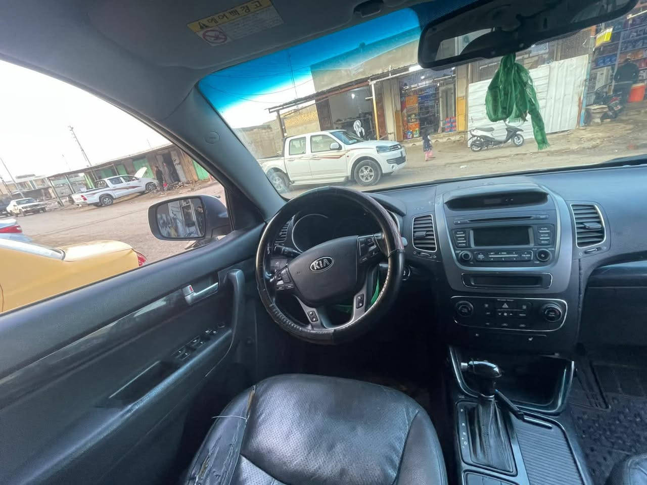 كيا سورنتوو (أدوات)2014
المواصفات:
فول  الفتحة، شاشه، حساسات خلفية.
تدفئة استيرن وكشنات (أمامية وخلفية)، 
تحكم استيرن.
الحالة:
محرك جديد، كاز، تخم تاير جديد.
تبريد وتدفئة ممتاز، 
كصة جنطة.
الأوراق والسعر:
سنوية وأرقام  (حصة ).
السعر: 47ورقة قفل .
للتواصل: عبر (‭0783 074 7150‬ 📩
