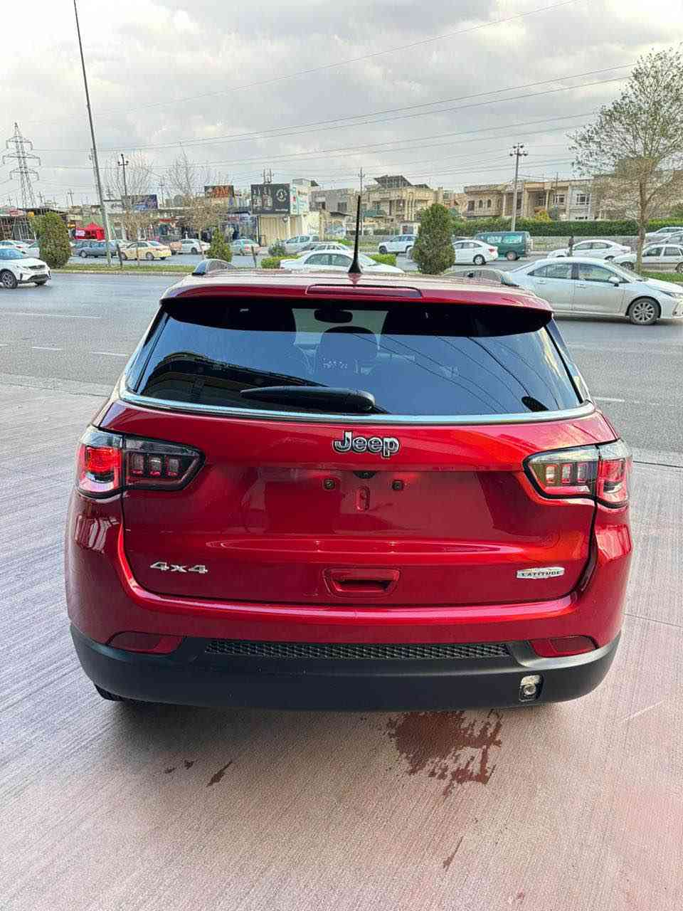 Jeep compass 2025

سلام عليكم

جيب كومباس 2025 فول مواصفات

رقم كاتى تترقم شمالي

سيارة جديدة لوك ماشيه 15000الف فقط

بنيد صبغ فقط بدون دواخل نهائيا 

بيها مكانات تعديل PDR بسيطة

الايرباكات كلهن سليمات✅

سيارة فول مواصفات وجديدة وبالعافيه للي تكون من نصيبة 

المواصفات 

▪️ الفئة:  LATITUDE فل كامل

▪️ المحرك: 2.0 تيربو 4 سلندر بقوة عالية واقتصاد بالوقود

▪️ ناقل حركة أوتوماتيك 8 سرعات + دفع رباعي AWD

▪️ اللون: أحمر مميز

▪️ لايتات LED أمامية وخلفية + LED نهاري

▪️ داخلية جلد فاخرة مع تطريز مميز

▪️ مقاعد كهرباء مع تدفئة

▪️ شاشة وسطية كبيرة + Apple CarPlay + Android Auto

▪️ شاشة عدادات ديجتل كاملة

▪️ كاميرا خلفية 

 + نقاط عمياء

▪️ مثبت سرعة + تحكم ستيرن متعدد

▪️بانوراما على طول السقف

▪️ دخول ذكي وتشغيل بصمة

▪️ مكيف أوتوماتيك دجتل قطعتين امام وخلف

▪️ نظام مانع انزلاق + ثبات إلكتروني + وسائد هوائية متعددة

▪️ ممشى قليل جداً وحالة وكالة 

💰 السعر 177$ ورقة ومجال بسيط 

عنوان اربيل

للاستفسار
*********** واتس اب
*********** أربيل, العراق
