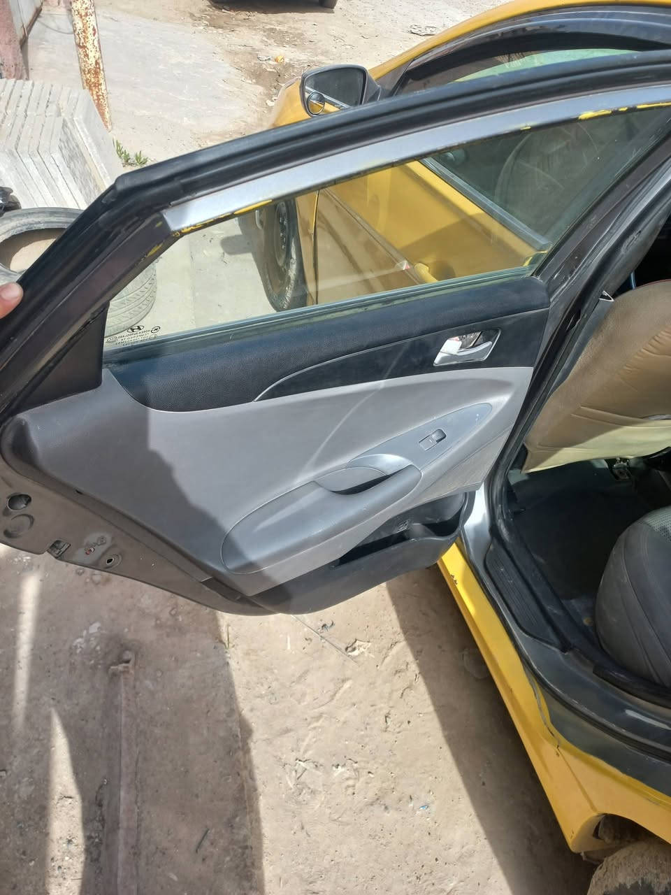 السلام عليكم سوناتا مضلع موديل ١١ وارد أمريكي
حادثها باب وجملغ جهة السايق وجاملغ الخلفي وشوية من البنيد 
والباقي شواصي تكم والقمارة مكفولات 
كير ومكينة مكفولات 
تبريد شغال 
تخم تاير جديد 
مسويلها ادامة صيانة كاملة وبيها ملاحظات بعد 
صدر خلفي نظيف والامامي نص عمر 
سيارة حلوة وجاهزة للشارع
بأسمي تحويل ثاني يوم سنويه 
سنويه لل٢٨ 
سعرها ٨٣ وبيها مجال ***********
***********
