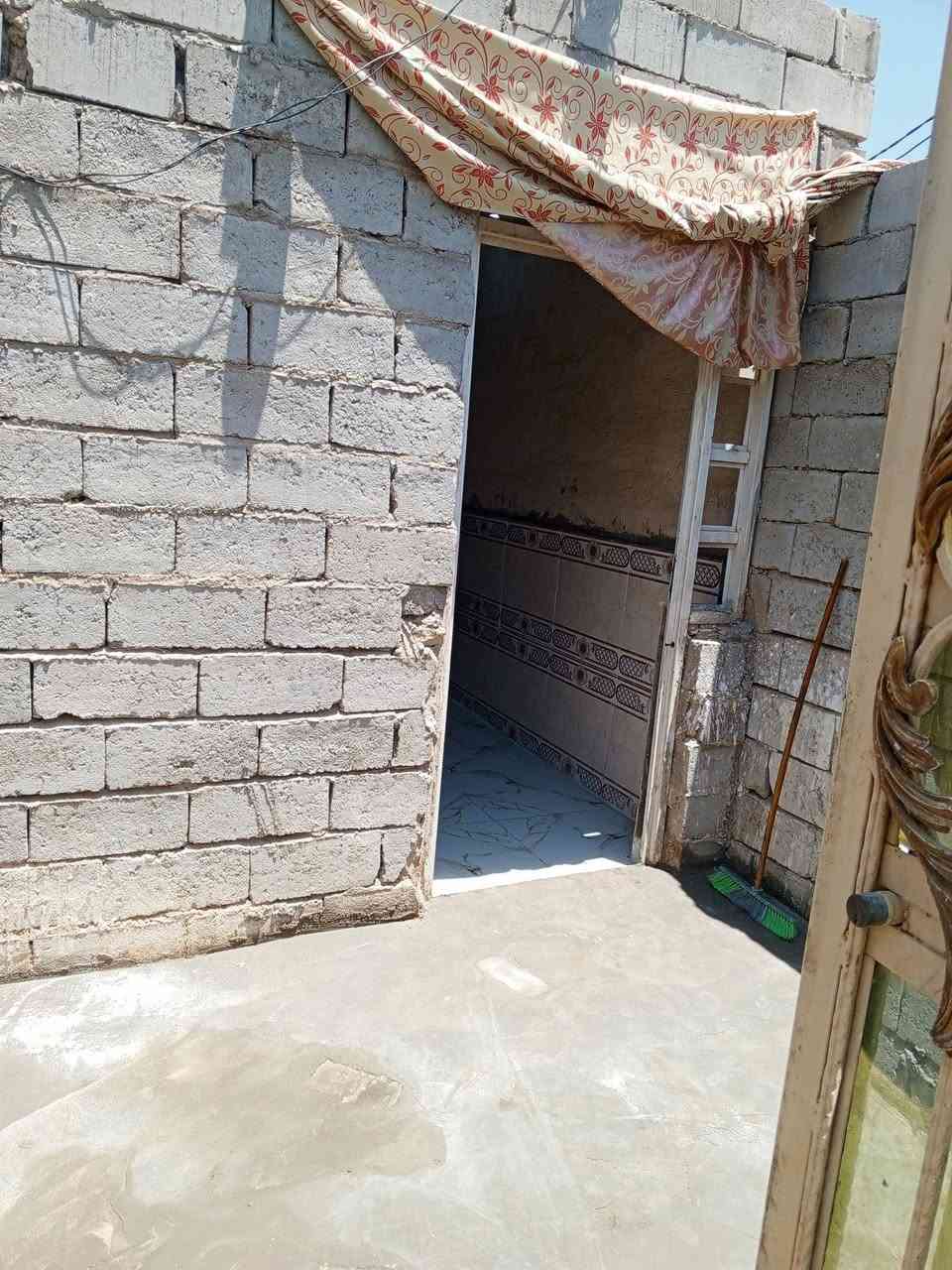 ياالله دار للبيع النجف الاشرف شارع المطار القديم غرب أسواق الأمير المساحه 70 متر مربع يحتوي على غرفه وصاله ومطبخ وحمام داخل وخارج كاشي سيراميك ارضيات نواقص بيه بسيطه السعر 14مليون مع المجال للاستفسار الاتصال او المراسله ***********
