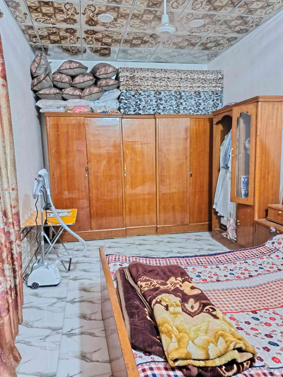 بيت للبيع طابو صرف  المساحه 100م طابقين بناء طابوك الموقع حي الشهيد المحراب يحتوي الطابق الاول على غرفه وصاله واستقبال ومطبخ وصحيات ويحتوي الطابق الثاني على غرفتين 
وصاله وصحيات السعر 105 مليون قابل للتفاوض للأستفسار مراجعه مكتب التعارف مقابل رشيد العامري او الأتصال ع الرقم ***********
