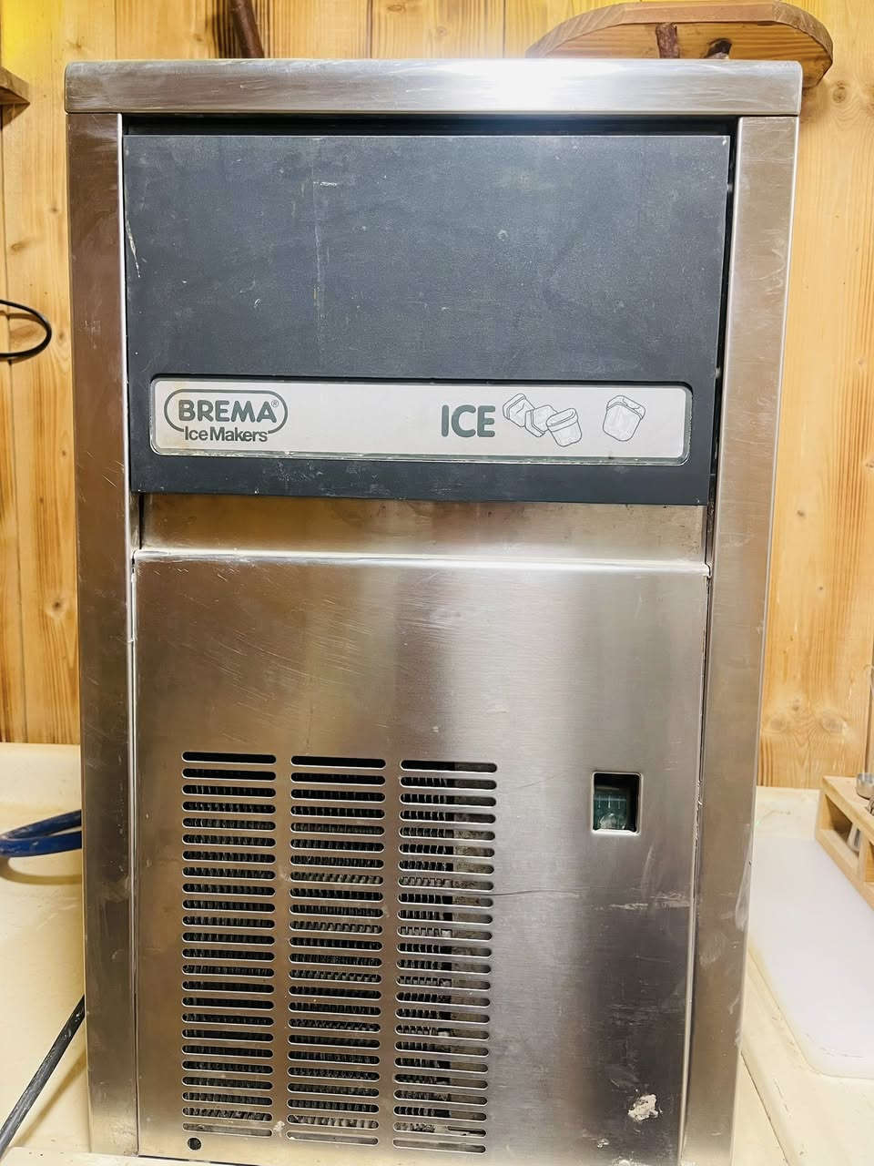السلام عليكم
آلة ثلج بلوري(ice maker) من شركة brema الايطالية 

              🔻المميزات🔻

✅ هيكل ستانلس ستيل مقاوم للصدأ  ✅تصميم متين وعمر تشغيلي طويل
✅تبريد قوي وسريع
✅استهلاك كهرباء اقتصادي
✅ثلج صحي ونظيف
✅سهولة تنظيف وصيانة
✅صناعة ايطالية اصلية
✅تعمل بشكل اوتوماتيكي بالكامل

🔹الموديل  cb 184A
🔹بلد الصنع  صناعة ايطالية 🇮🇹
🔹سنة الصنع 2020
🔹نوع الثلج   ثلج بلوري شفاف بطيء الذوبان
🔹 الاستخدامات 🔹
.المقاهي ☕️
. المطاعم 🍽️
.العصائر والكوفي شوب🍸
.الفنادق
. البوفيهات 

🔹مواصفاتها الكهربائية
.الجهد 220_240 فولت
.التردد 50 هرتز 
القدرة 320 واط

***********
