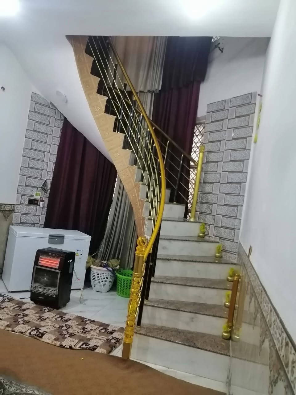 دار للبيع ٢ طابق بناء حديث درجه اولى طابوق كونكريت مساحه ١٦٠ متر بي وصل تطويب بالبلديه 
العنوان التقيه الثالثه قبل فرع مازن للبنجر ب ٢ فرع يبعد عن الشارع العام نجف ديوانيه ١٠٠ متر 
التفاصيل 
٣ غرف نوم كبيره 
مطبخ كبير 
براني ٧،٥ متر 
صاله عدد ٢ 
صحيات عدد ٣ 
الرقم ***********
