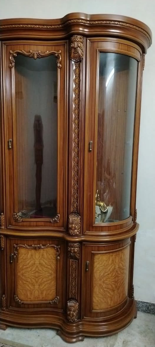 بوفيه تركي كبير الحجم عدد مجرات 2 و دواليب زجاج 6 و بدون زجاج 4 و مساحة للتلفزيون 

نظافة 90%

السعر 350 الف و بي مجال للشراي 

مكان حي الجهاد بغداد

الرقم ***********
