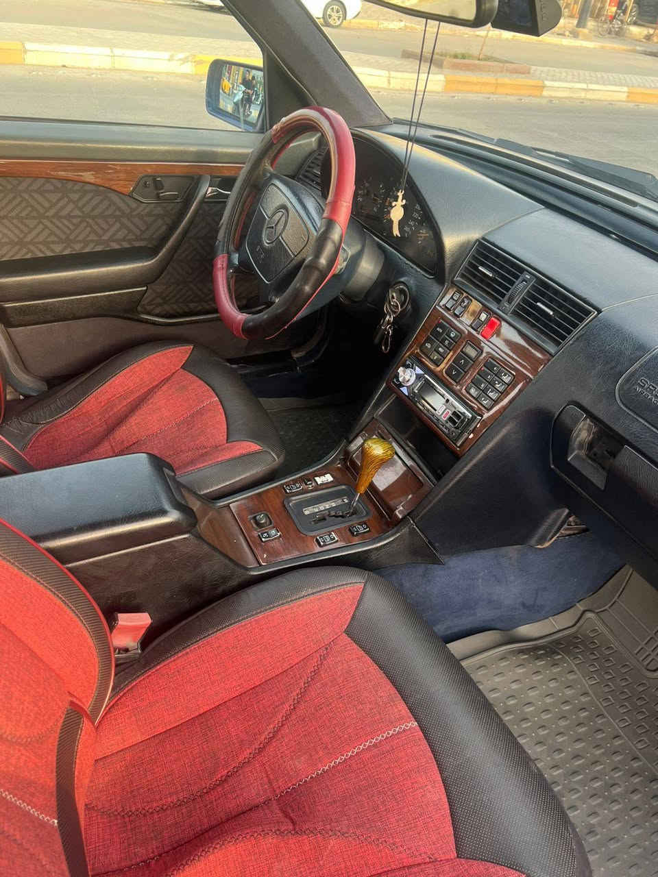 مارسدس سي موديل 1994 
مكينه 6 سلندر خراطيم 
كهربائيات شغاله
تبريد  كل منضومته جديده ثلج 
تخم تاير جديد 
راديتر واتربم ولف حماوه ماي زيتي كله جديد   
كشنات كهرباء 
مصبوغه عام
داش كام تصوير امامي خلفي 
بأسمي رقم بغداد انكليزي هزه جديده 
سعر ٦٠

حداديه يرادله ترتيب فقط 
هاي كل تفاصيله 

المكان السماوه قضاء الرميثة 
***********
