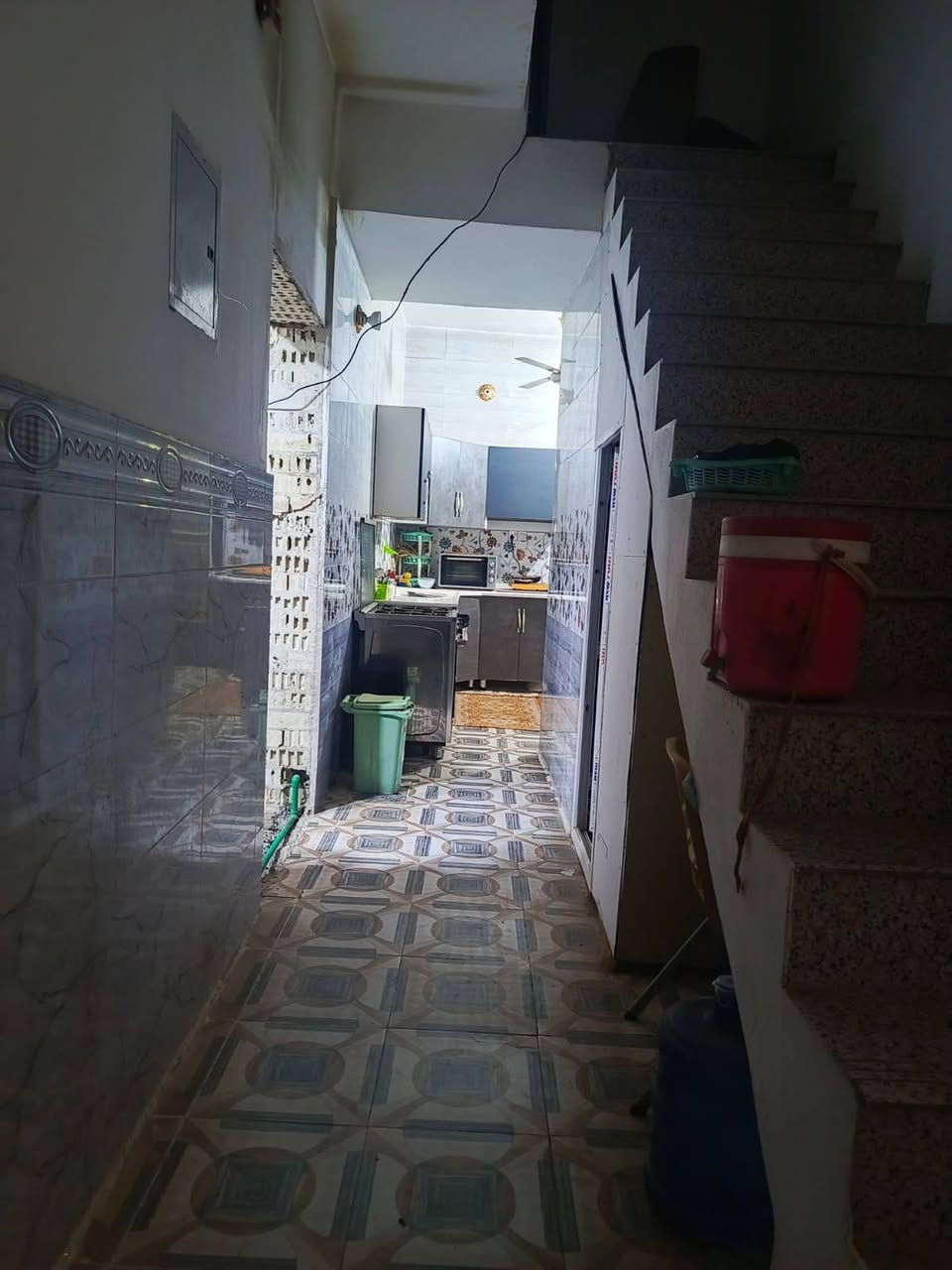 سلام عليكم بيت 100متر للرهن في حي الندا يحتوي عله غرفتين و مطبخ و استقبال و ٤ صحيات  مدت الرهن سنه مقابيل مجمع الاميرات السكني. *********** التواصل
