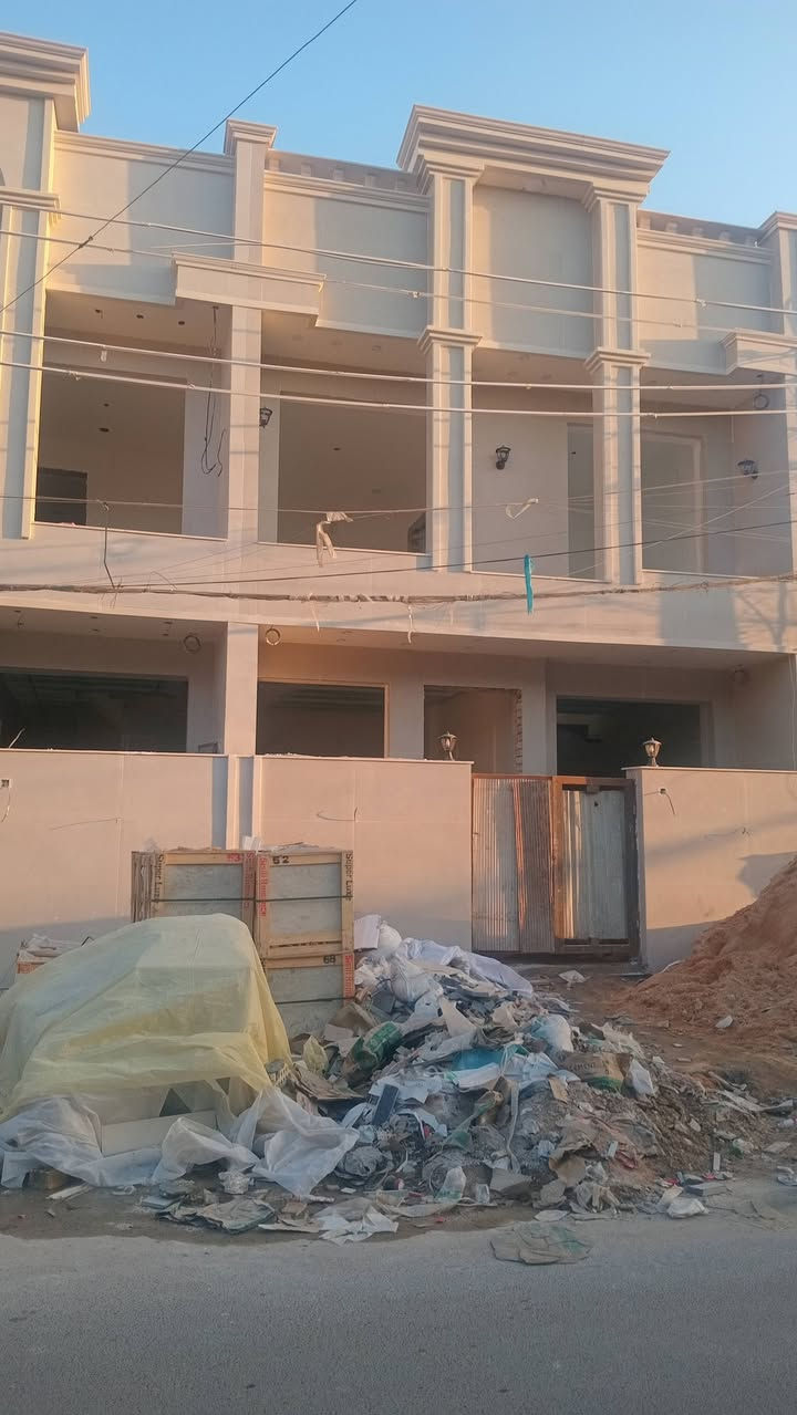 مشتملات للبيع عدد3
1. 80م
2. 60م ركن
 3. 60م
..........
مشتمل مساحة80م
مدخلين استقبال ومطبخ مغزول و4نوم وخدمات في 3
..........
مشتملات عدد2
مساحة المشتمل الواحد60م ركن وعادي
استقبال ومطبخ و3نوم وخدمات في 3
.........
موقع المشتملات الشعب  على شارع عرنض 20م
........
مراجعة مكتب الامين بادارة ابو ايمن الحميداوي
***********
