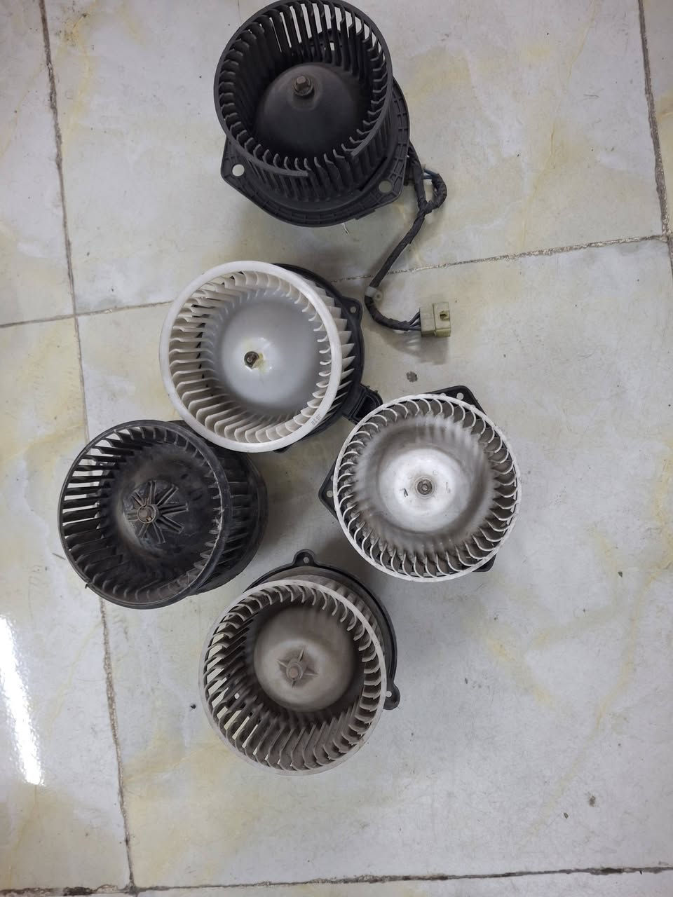 السلام عليكم ورحمة الله وبركاته 
من رخصة الادمن المحترم والمشرفين والأعضاء الكرام 
للبيع فان تدفئة و تبريد سيراتو و فورتي و النترا 
السعر ٢٥ الف 
مكاني بغداد العامرية 
***********
