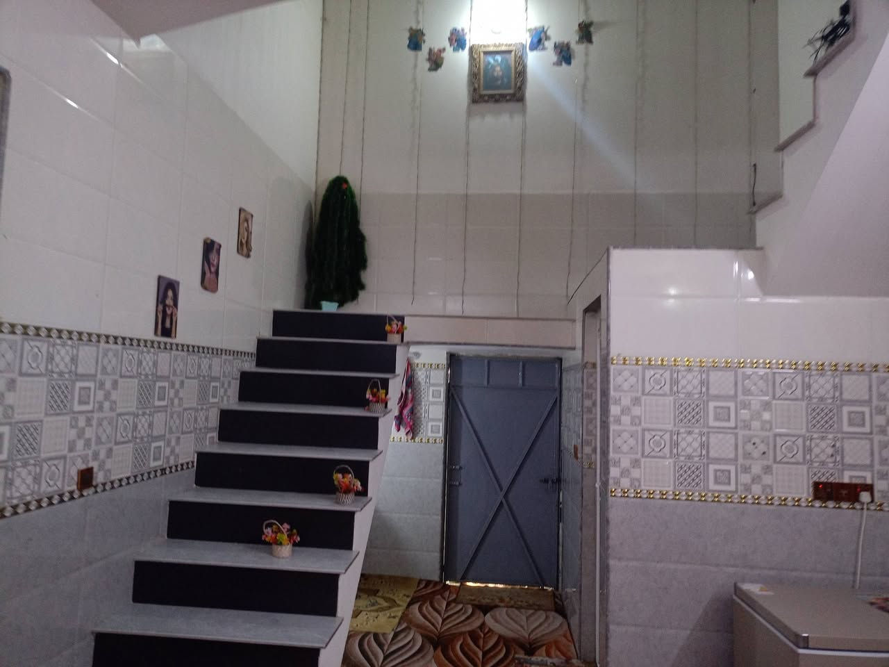 سلام عليكم بيت للبيع المساحه الكلي 450متر 180حديقه الباقي بناء منطقه العوادل قرب اسواق أنو البيت يحتوي على 3غرف وصاله و مطبخ وستقبال زراعي كهرباء درجه اولى محوله الباب الاستفسار علئ الرقم ***********/***********
