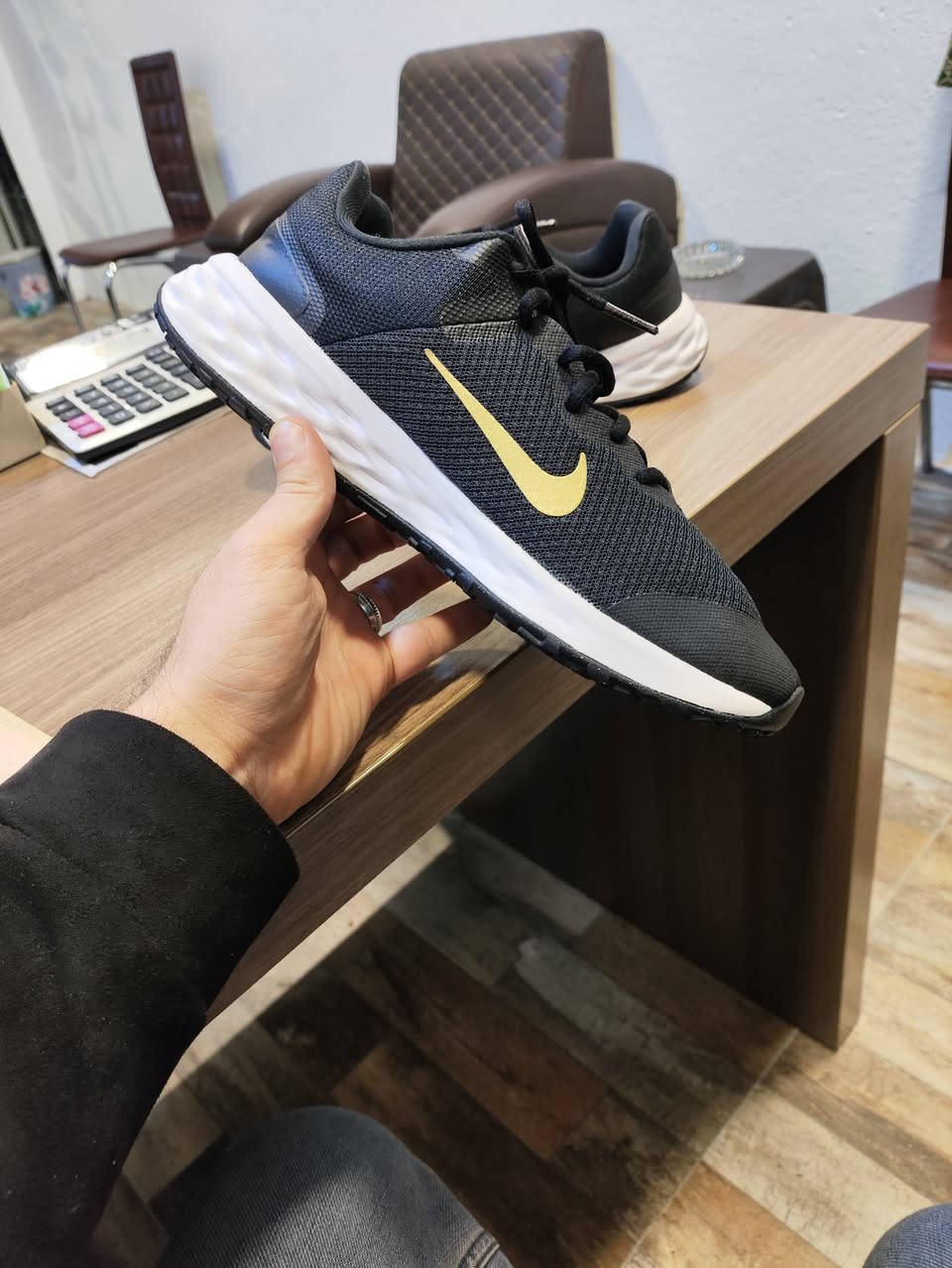 Nike Revolution 6 
باله اوريجنال %100
النظافة %100
40 القياس 
25cm طول القدم 
يتوفر توصيل 6 الاف لجميع محافظات العراق 🚙


**إذا كنت صاحب هذا الإعلان وتريد حذفه لأي سبب، رجاءا أرسل رسالة إلى الدعم الفني**