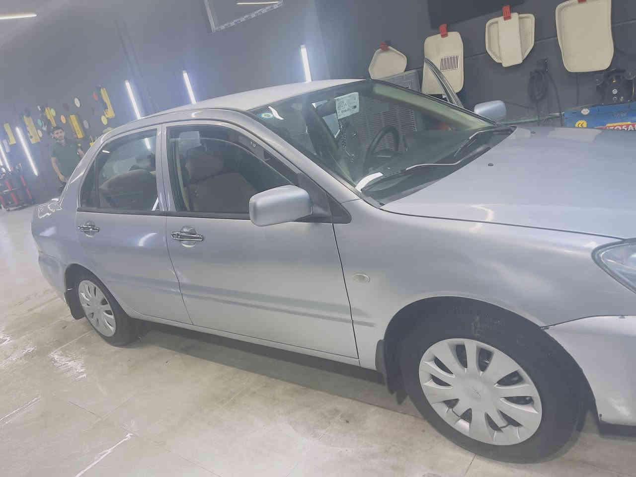 السلام عليكم اخوان عندي هذا اللانسر للبيع مواصفات
موديل 2010 
مكينه 1600
كير والمكينه ممتاز 
تبريد ممتاز 
دواخل بيجي مثل ماموضح بالصوره شاشه ئايبات كامره الكشنات كلها على وضع الشركه 
كهرباىيات كله شغاله بدون نقص 
السياره بأسمي ومشروع وطني 
التايرات حاله جيده 
يحتاج زوج تايرات خلفي 
سياره بيها 3 قطع صبغ بدون اي ضرر واشويه الهلالات بيها صبغ غير هذا مابيه ورغم هذا اني ابيع حزام صبغ 
اخوان اي واحد عاجبته السياره خلي يتأكد من المنشور يالله تخابرني 
السعر 75 $
المكان كلار 
الرقم *********** 
اجاوب بعد صلاة العصر
