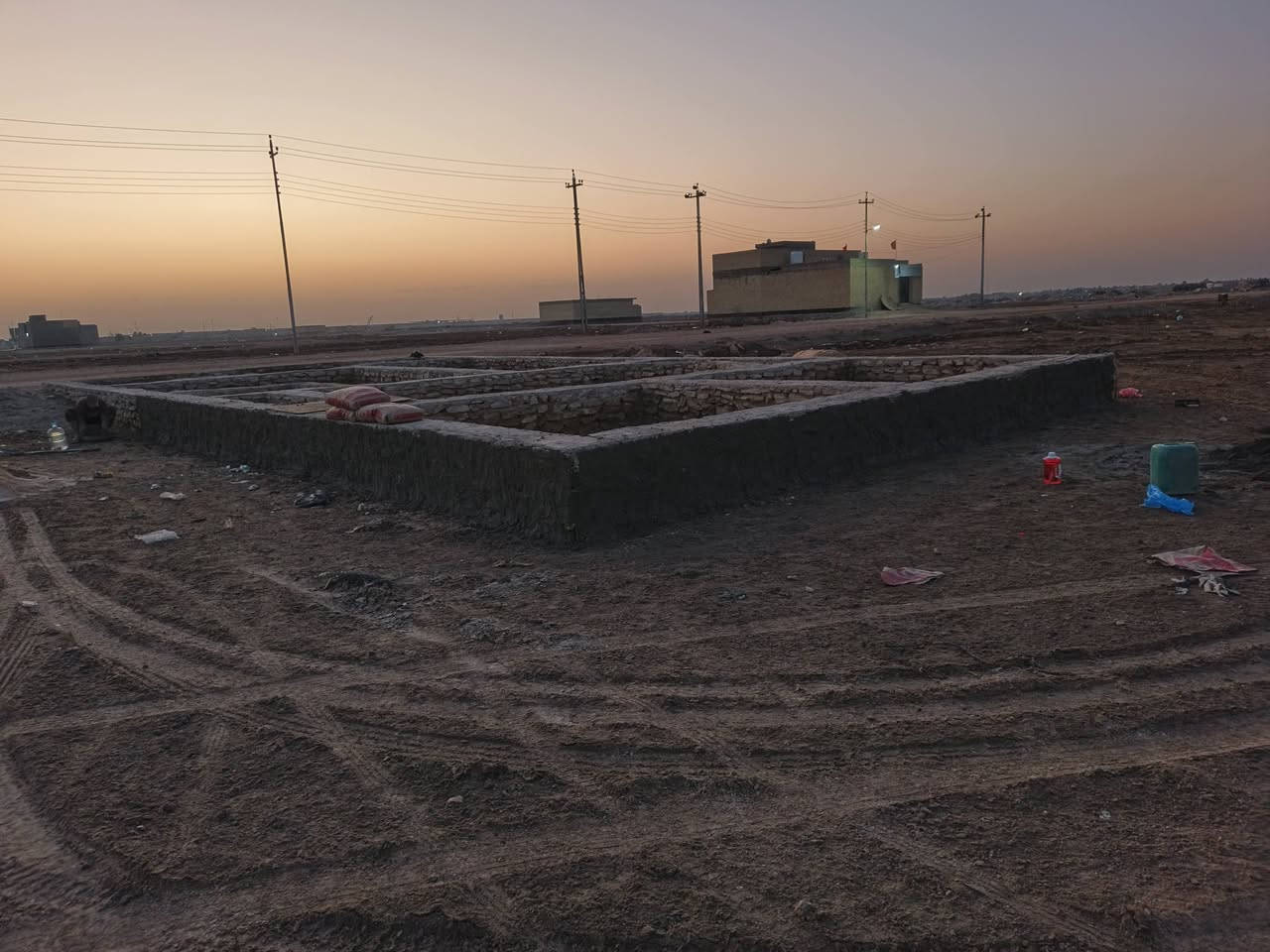 السلام عليكم قطعه البيع 200متر طابو صرف المكان منطقه 32 بين الدوح وابن يقطين ع شارع 30 الخدمات ماي  وكهرباء  وشارع سبيس  سعر 85 بيها مجال
الرقم *********** الرقم2 ***********
