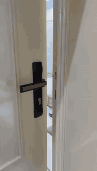 السلام عليكم بيت للبيع بمجمع حجي حسين بناء حديث درجه اولى المساحه ٢٥٥ متر الاتصال على الرقم ***********
