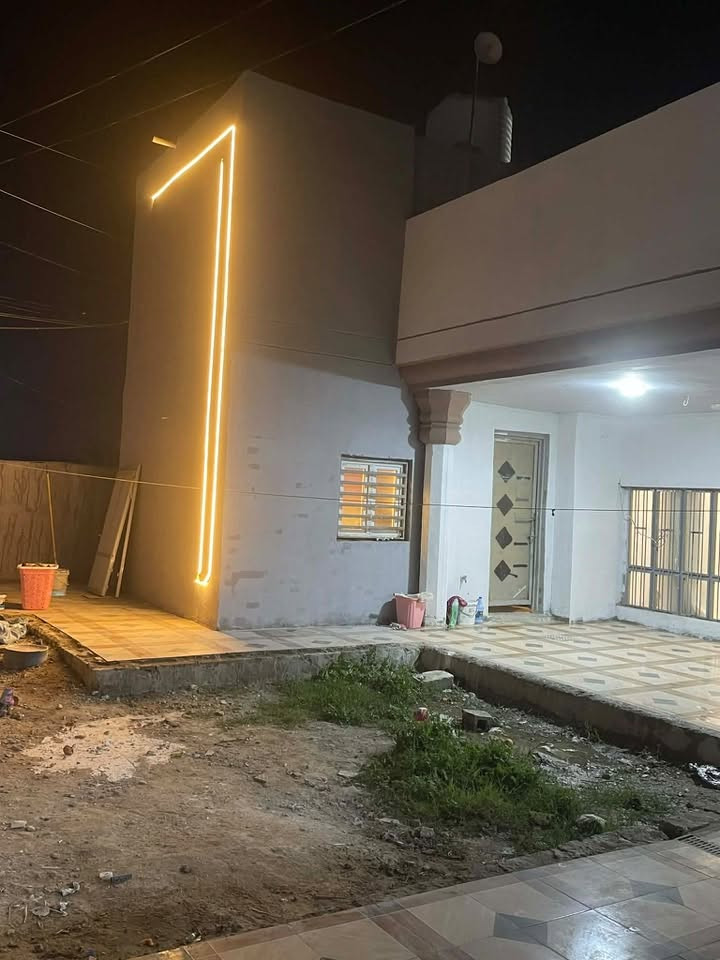 📍 الموقع: الوردية – خارج شارع المشجر قرب ملعب بغداد
🔹 ركن – يبعد 20 متر فقط عن التبليط
🔹 الدار باسمي شخصياً

📜 السند: طابو زراعي سند 25
📐 المساحة: 300م بالسند
📏 واقع حال: 350م
📏 الواجهة: 15م
📏 النزال: 20م

✨ بناء حديث جاهز على آخر حبة – بدون أي تعديلات

🔸 غرفتي نوم ماستر (سويتات داخل الغرف)
🔸 هول 4×8
🔸 غرفتين 4×5
🔸 استقبال 4×6
🔸 مطبخ حار 4×5 + مطبخ بارد 4×5 (مساحة كاملة ومريحة)
🔸 صحيات خارجية
🔸 بيتونة

💎 المواصفات:
✔️ جميع الأبواب قاصة درجة أولى (خارجي وداخلي) بتصميم مميز
✔️ تأسيس كهرباء حديث
✔️ تأسيس ماء ومجاري كبس حراري
✔️ غرفة نوم تركية
✔️ سبالت عدد 2
✔️ كيزر هيتكس أصلي + هيترين عدد 2
✔️ 3 تانكي سعة 2000 لتر

🏠 البيت شبه فارغ وجاهز للسكن فوراً

💰 السعر: 105 مليون وبيه مجال للشراي

📩 للاستفسار الاتصال أو خاص:

***********

♻️ #موقع_مميز_جدا
🏢 #عقار
#عقارات_العراق
#ترند #اكسبلور

⸻
