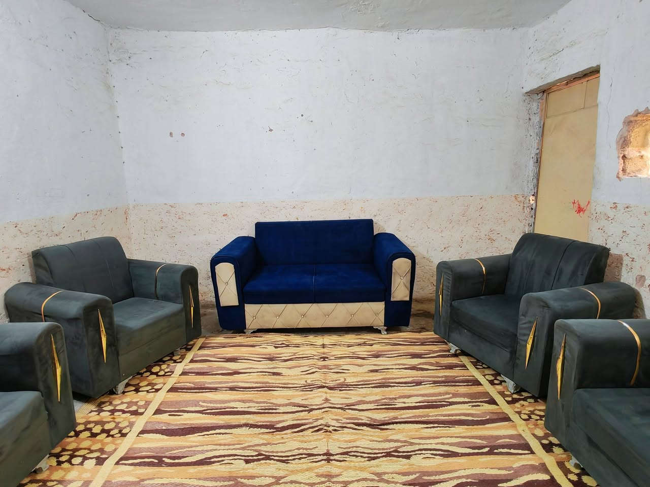 تخم عشر مقاعد حيل نضيف مابي اي ضرر السعر 215 العنوان الكاضميه يوجد توصيل بكروه ***********
