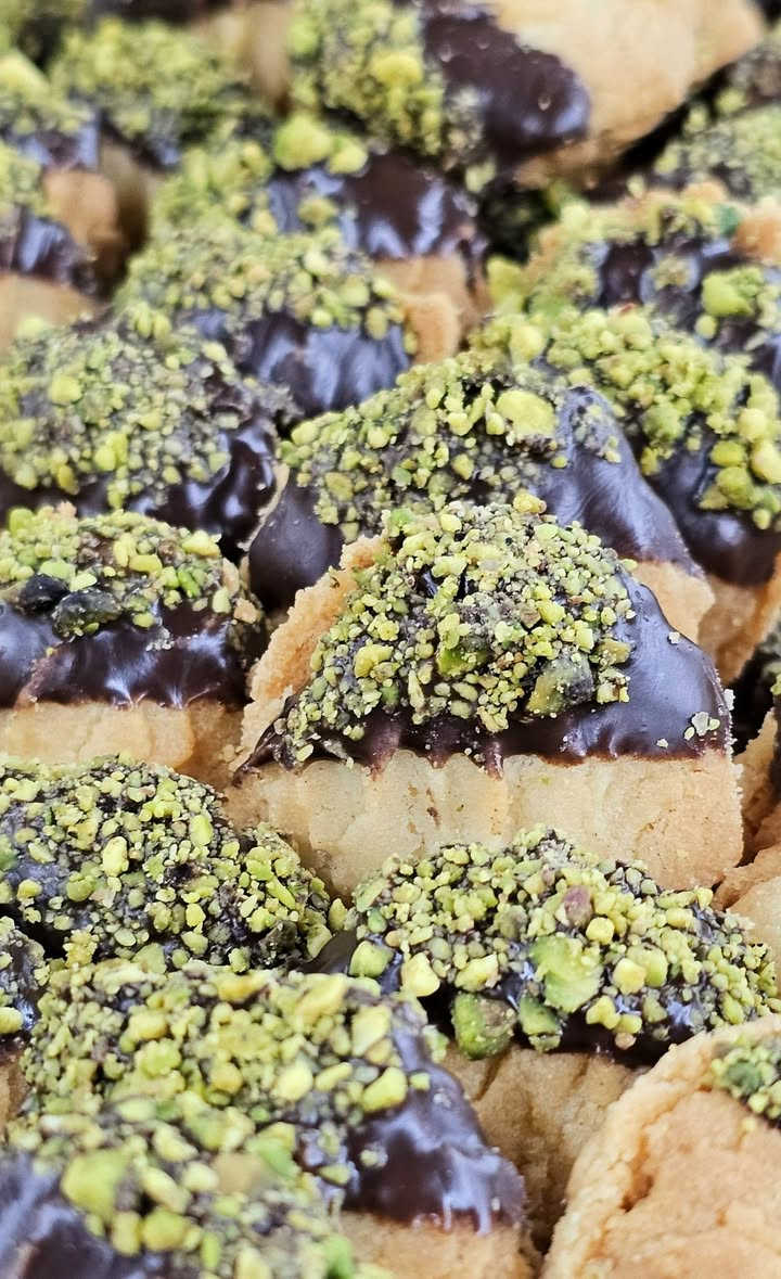 حلويات 🍨 فاخرة جديدة 
رقم #خدمة_التوصيل ***********
مول اهل الخير - نادر  الحلة نادر الثانية الشارع الخدمي
