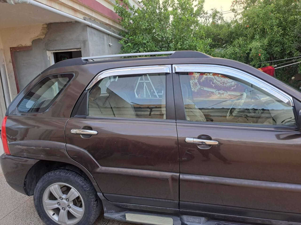 للبيع: كيا سبورتج 2010 - خليجي نظيف جداً 🚗
المواصفات:
​الموديل: 2010.
​الوارد: خليجي.
​اللون الخارجي: جوزي (بني).
​اللون الداخلي: بيجي.
​المميزات: فتحة سقف، شاشة أيباد متطورة.
​اللوحات: رقم أربيل، السنوية والارقام باسمي ومجددة لغاية 2028.
​الحالة العامة للسيارة:
​الصبغ: السيارة مكفولة من الصبغ تماماً.
​الملاحظات:
​يوجد تكحيل بسيط جداً في (الجاملغ، البنيد، والباكلايت).
​جرد خفيف جداً في البنيد (موضح بالصور).
​تعديل بارد بمقدار شبر واحد في باب السكن.
​السعر المطلوب:
💰 115 ورقة (11,500 دولار).
​للتواصل والاستفسار:
📞 *********** أربيل, العراق
